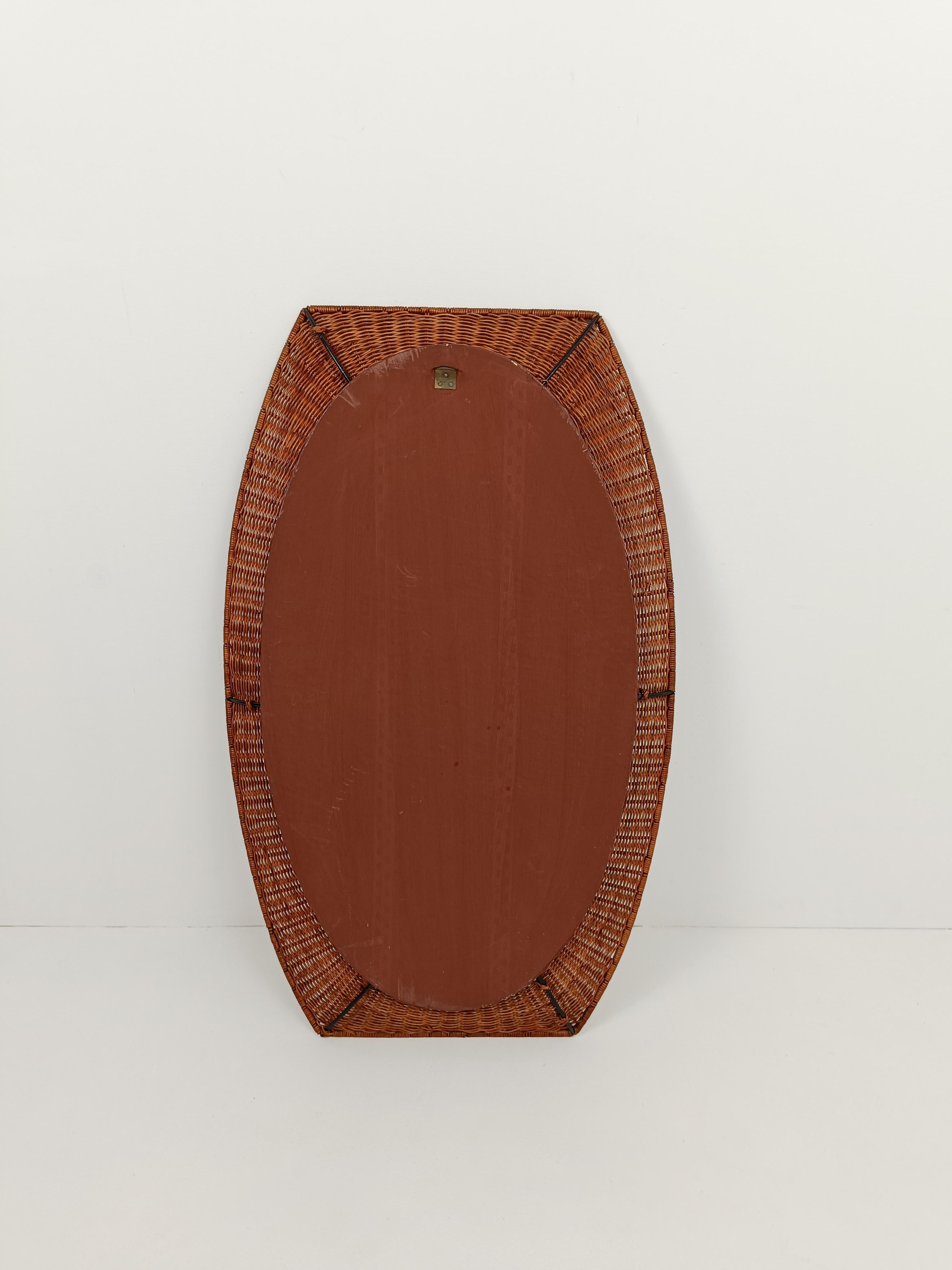 Rattan Specchio concavo italiano della metà del XX secolo in vimini e metallo nero, anni '60 in vendita