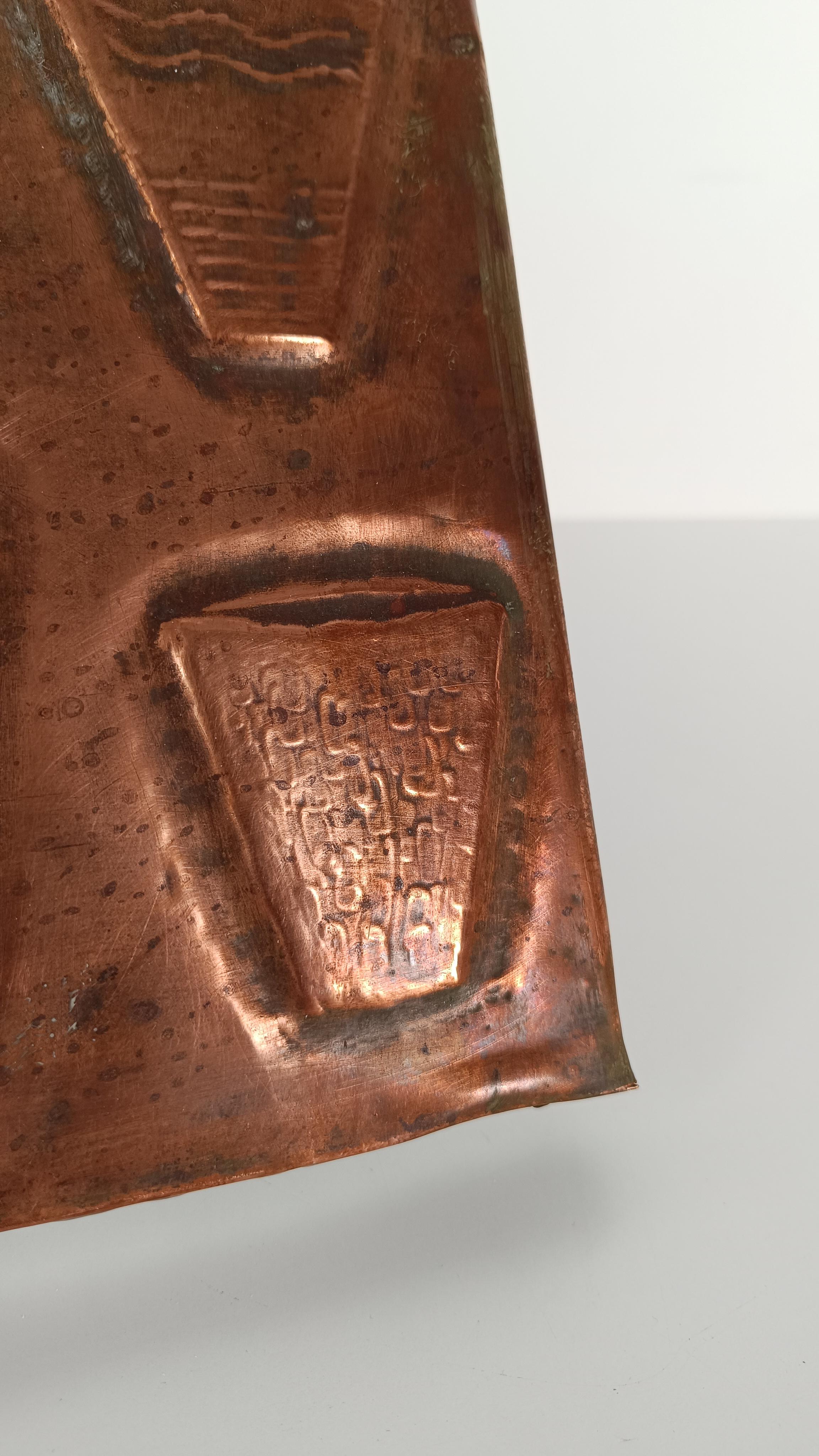 Offro in vendita un pannello scultoreo in rame realizzato in Italia intorno alla metà del XX secolo attraverso la tecnica artigianale dello sbalzo del metallo.
Acquistato durante lo smembramento di un vecchio appartamento a Roma, osservando questo
