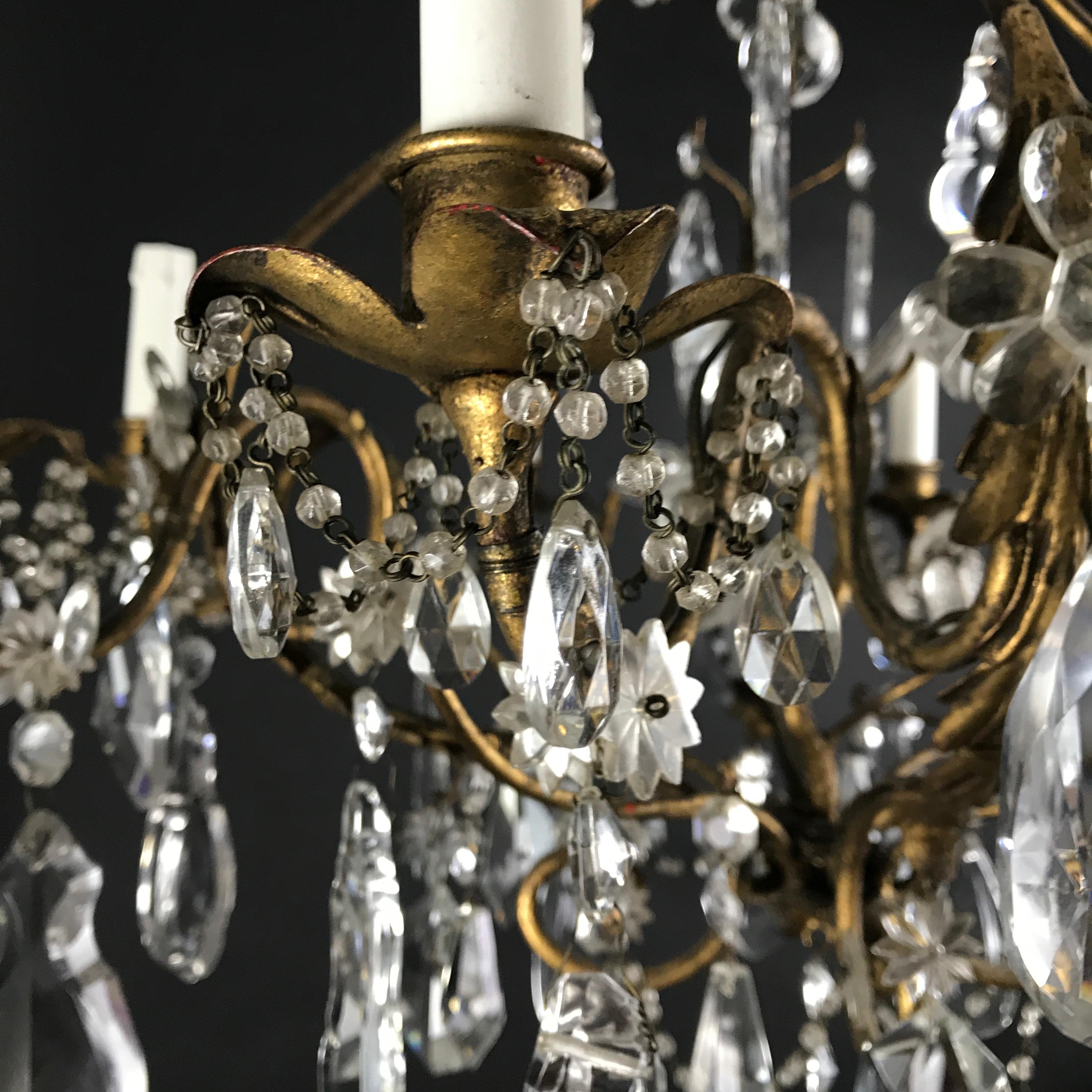 Mid-20th Century Italian Crystal Chandelier with Gilt-leaf Iron Cage Frame In Good Condition In Milan, IT
