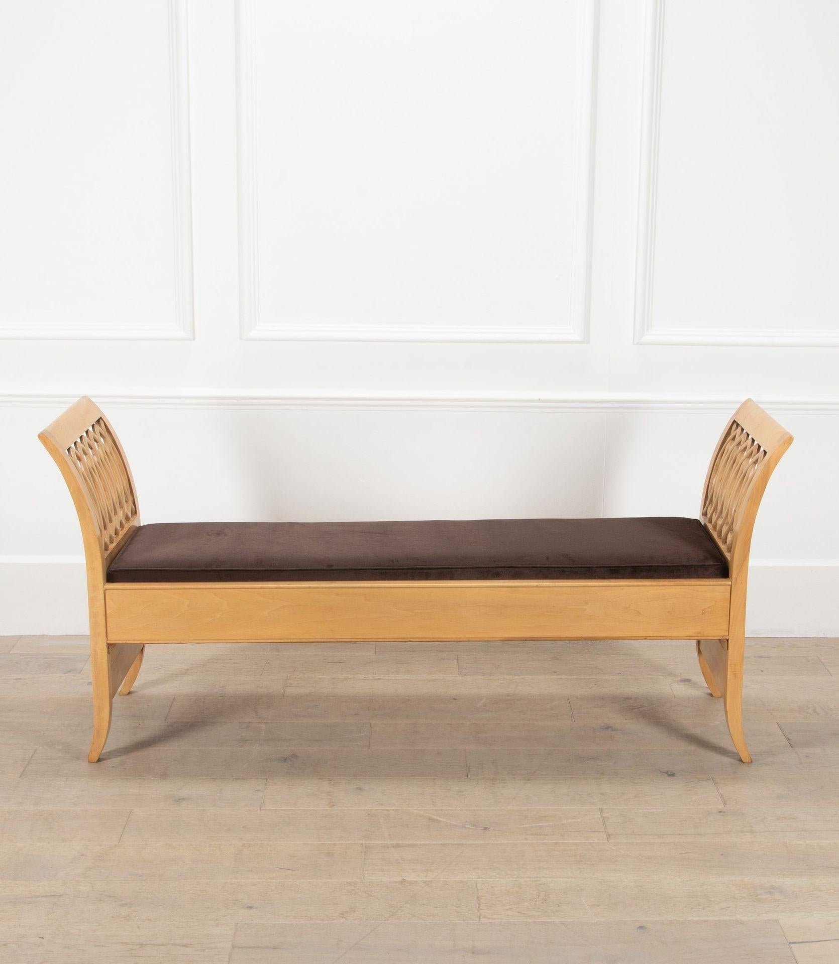 Elegant lit de jour/siège de fenêtre italien du milieu du 20ème siècle à la manière de Paola Buffa. 

Dans un cadre en placage de bois de sycomore avec un design elliptique ouvert et emboîté aux deux extrémités et fini sur tous les côtés.

Récemment