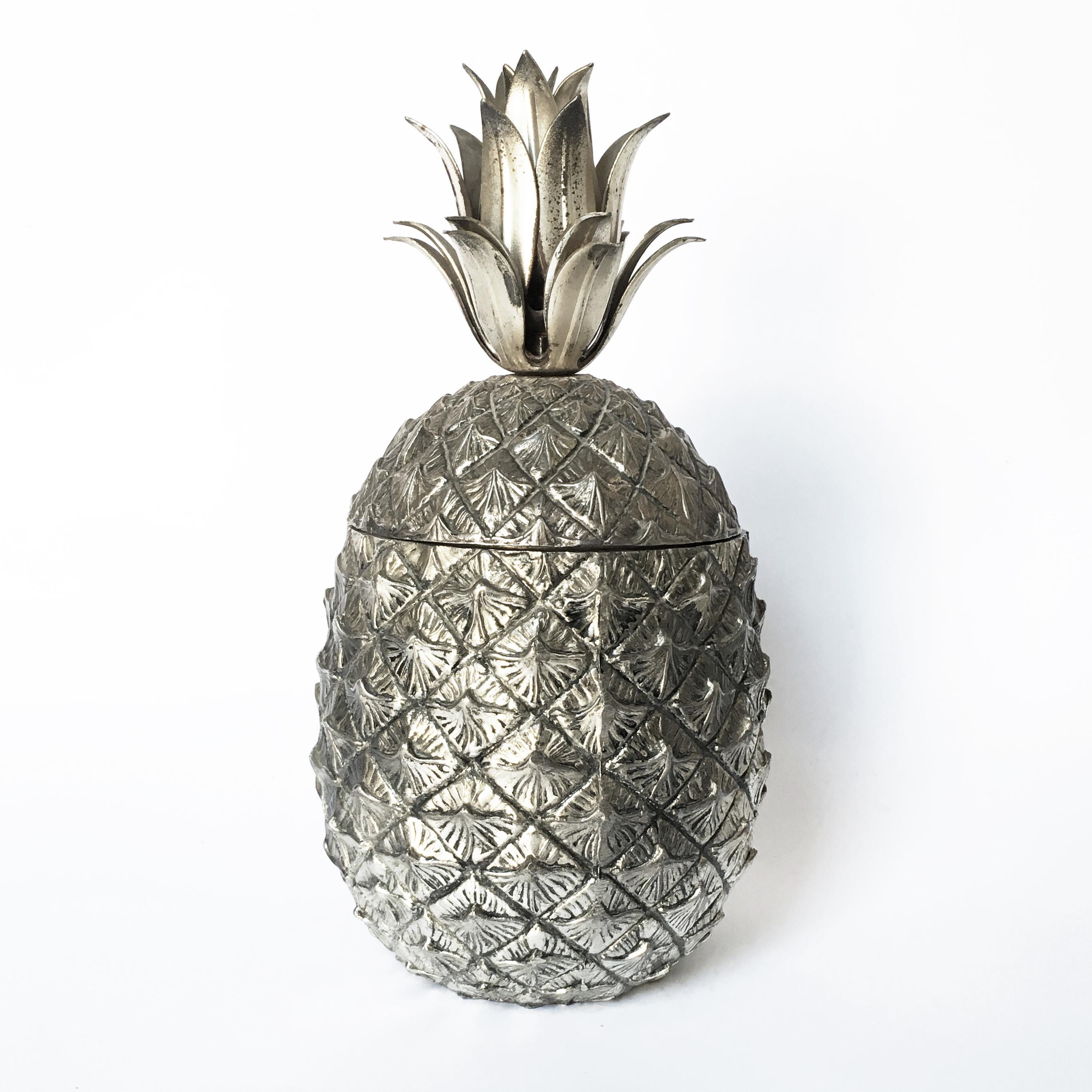 An elegant Italian design pineapple ice bucket, a container with lid, in silvered pewter.
This charming eyecatcher and piece of Italian design has been created by Mauro Manetti in the 1960s.
Manufacturer's stamp on the bottom the bucket.
This