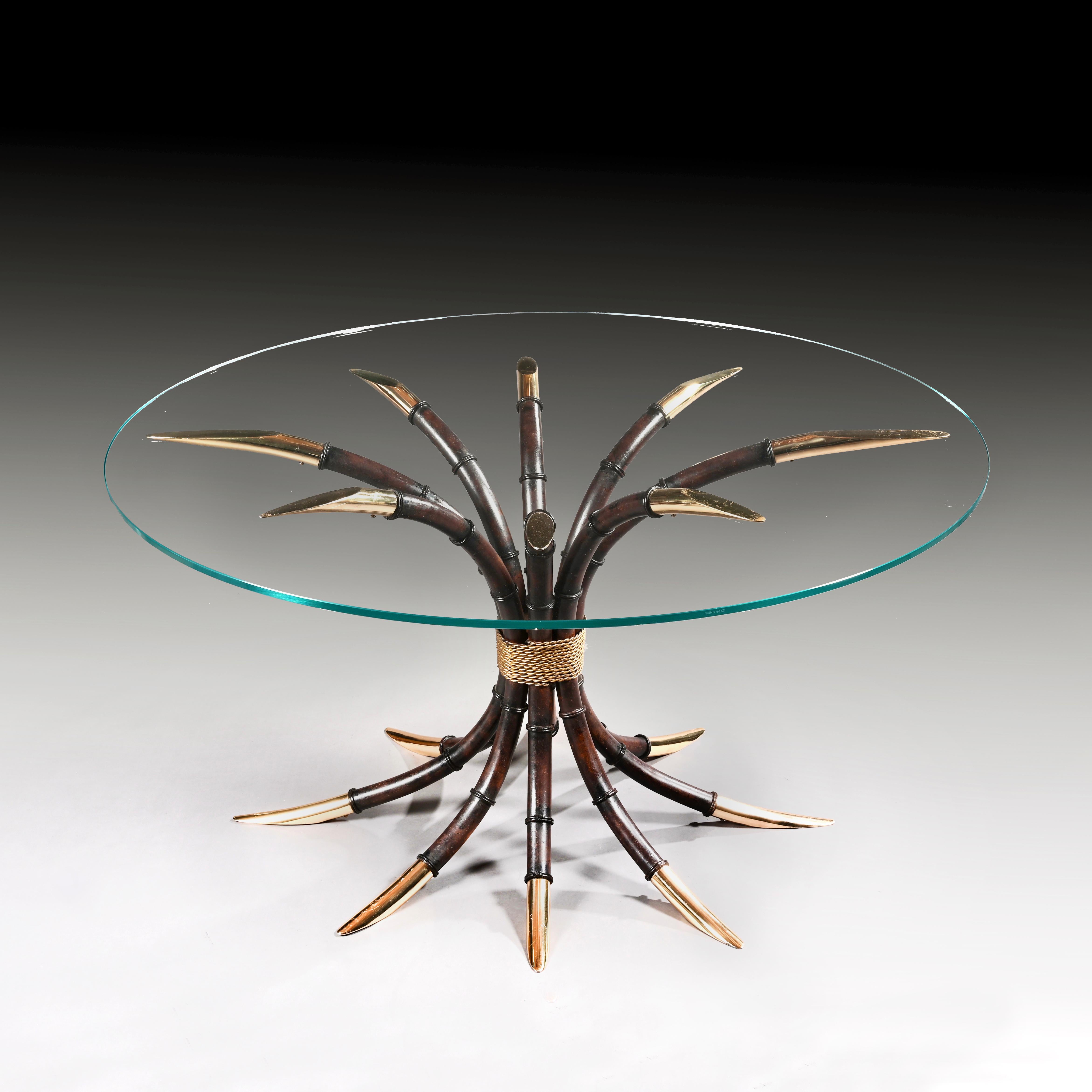 Mid-20th century Italian faux bamboo iron and brass plated centre / dining table with circular plate glass top.

Italy, cira 1970s.

A very decorative and attractive wrought-iron centre or dining table designed as a cluster of in curved