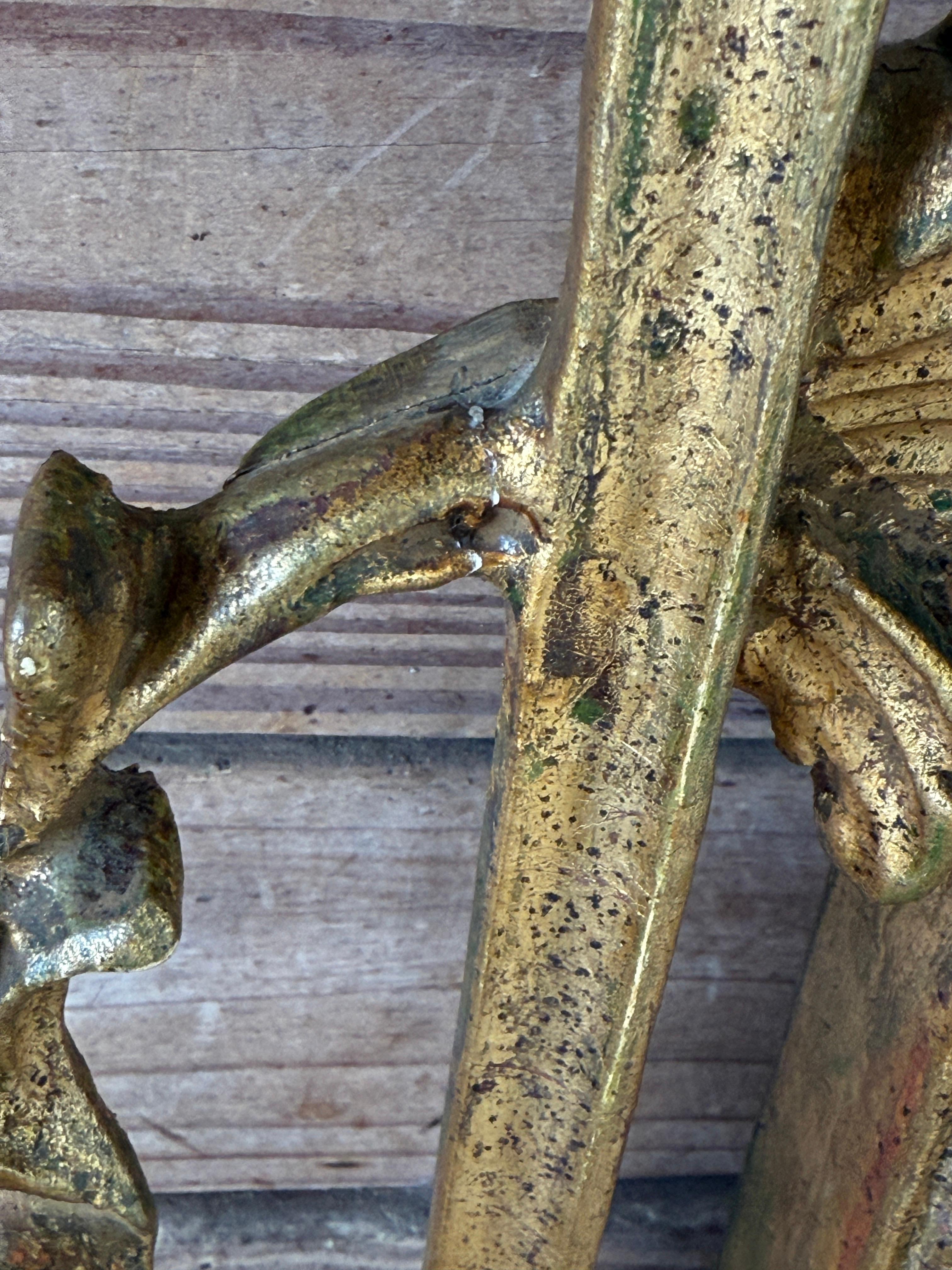 Una straordinaria specchiera italiana in legno dorato Florentia, realizzata a mano in Italia e riccamente decorata in stile cineseria. L'elaborata cornice intagliata presenta foglie d'acanto che scorrono, ornamenti drappeggiati e un drammatico