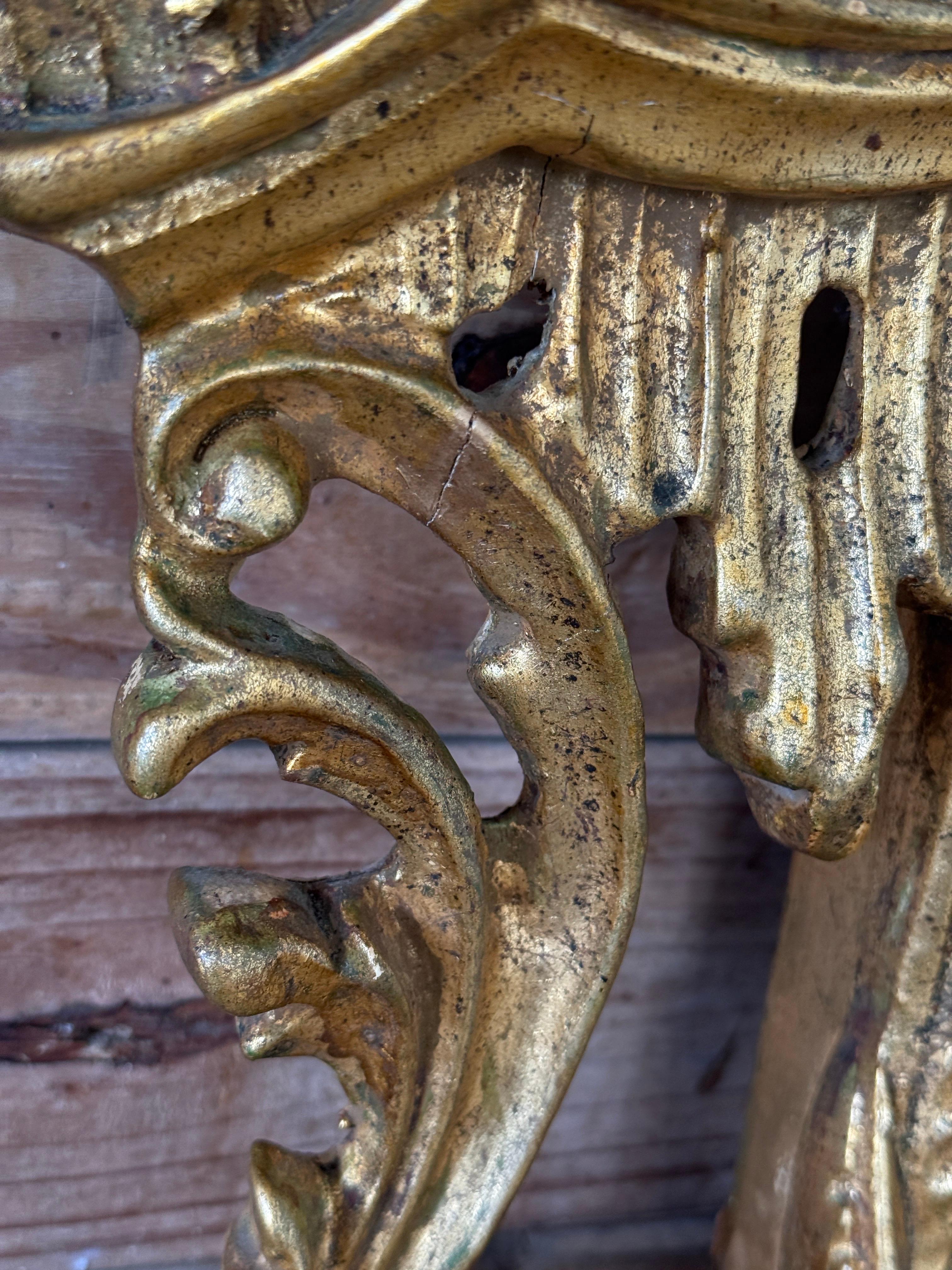 Italiano Specchio a pagoda in legno dorato di Florentia della metà del XX secolo in vendita