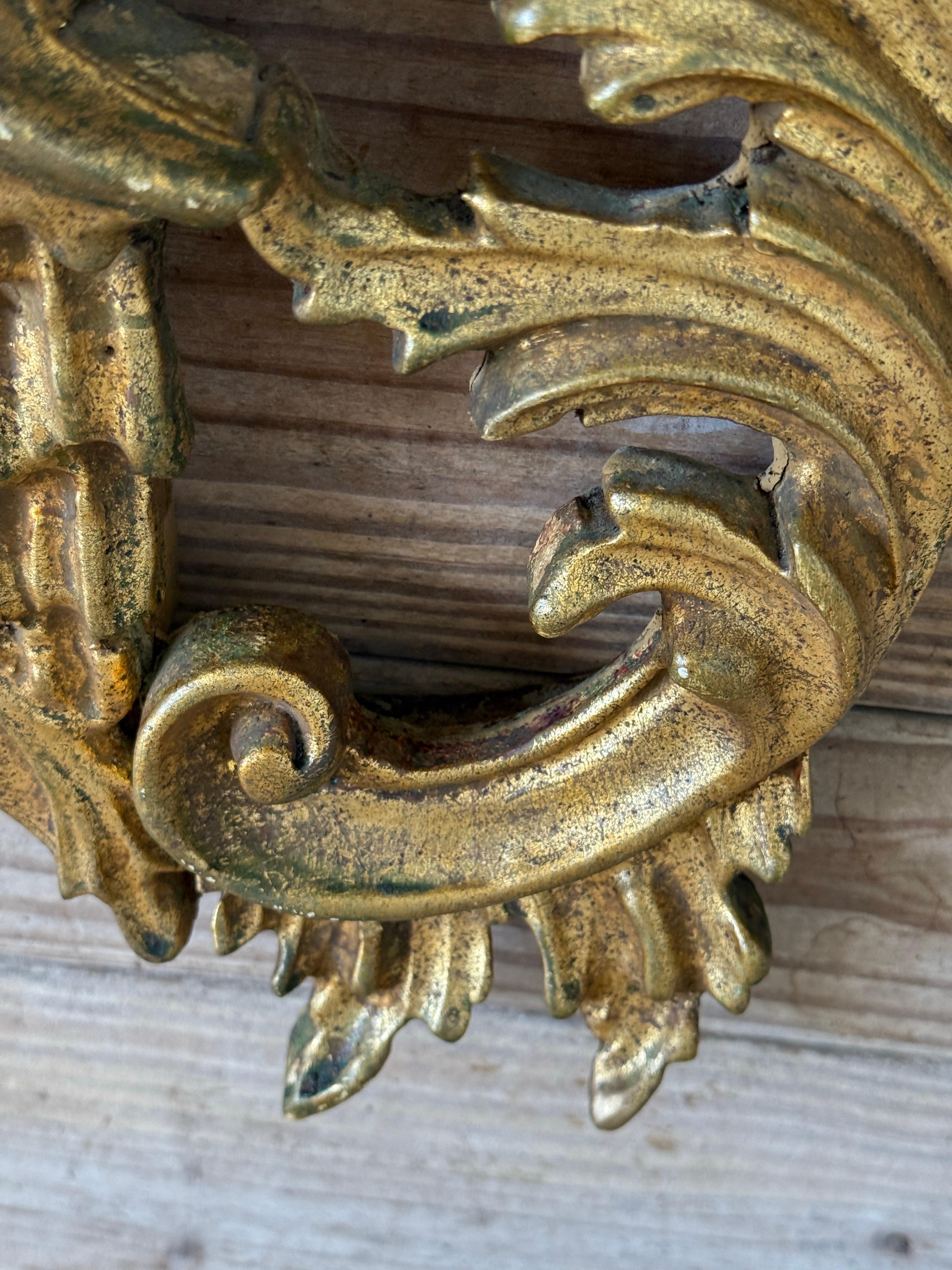 Specchio a pagoda in legno dorato di Florentia della metà del XX secolo in vendita 3
