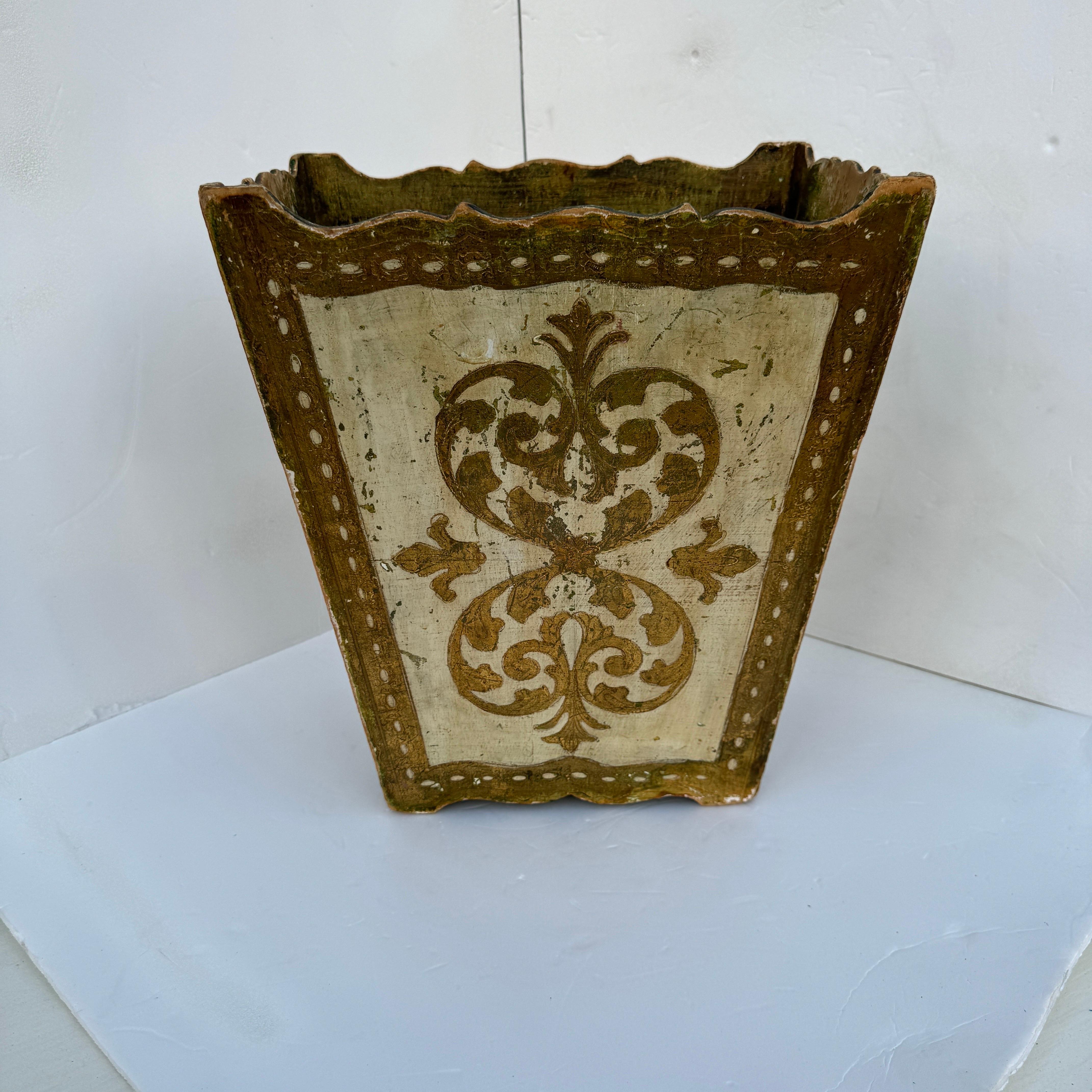Mid 20th Century Italian Florentine White and Gold Giltwood Wastebasket In Good Condition In Cordova, SC