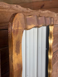 Specchio da parete con bordo a onda e nastro dorato della metà del XX secolo