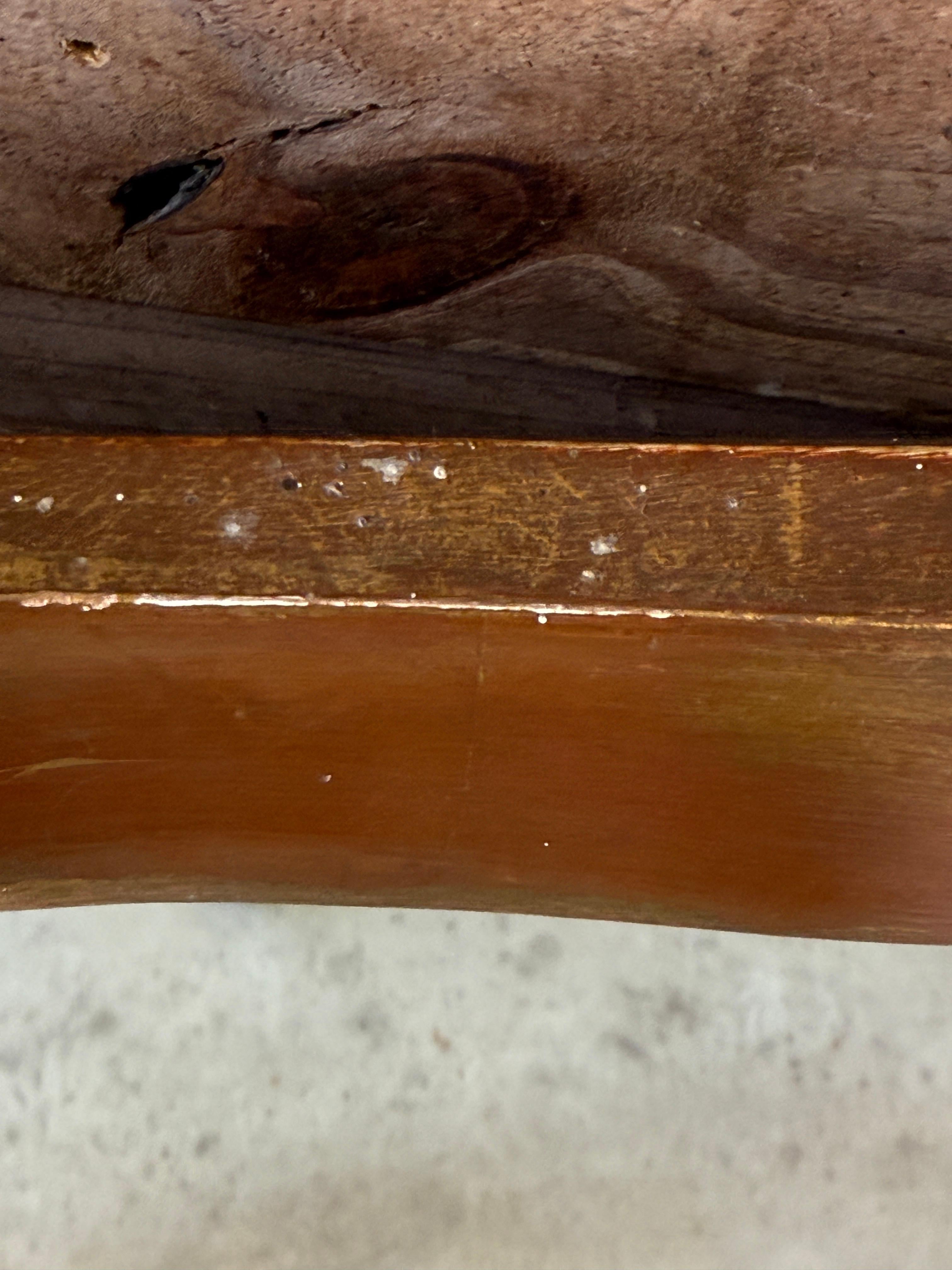 Regency Specchio da parete con bordo a onda e nastro dorato della metà del XX secolo in vendita