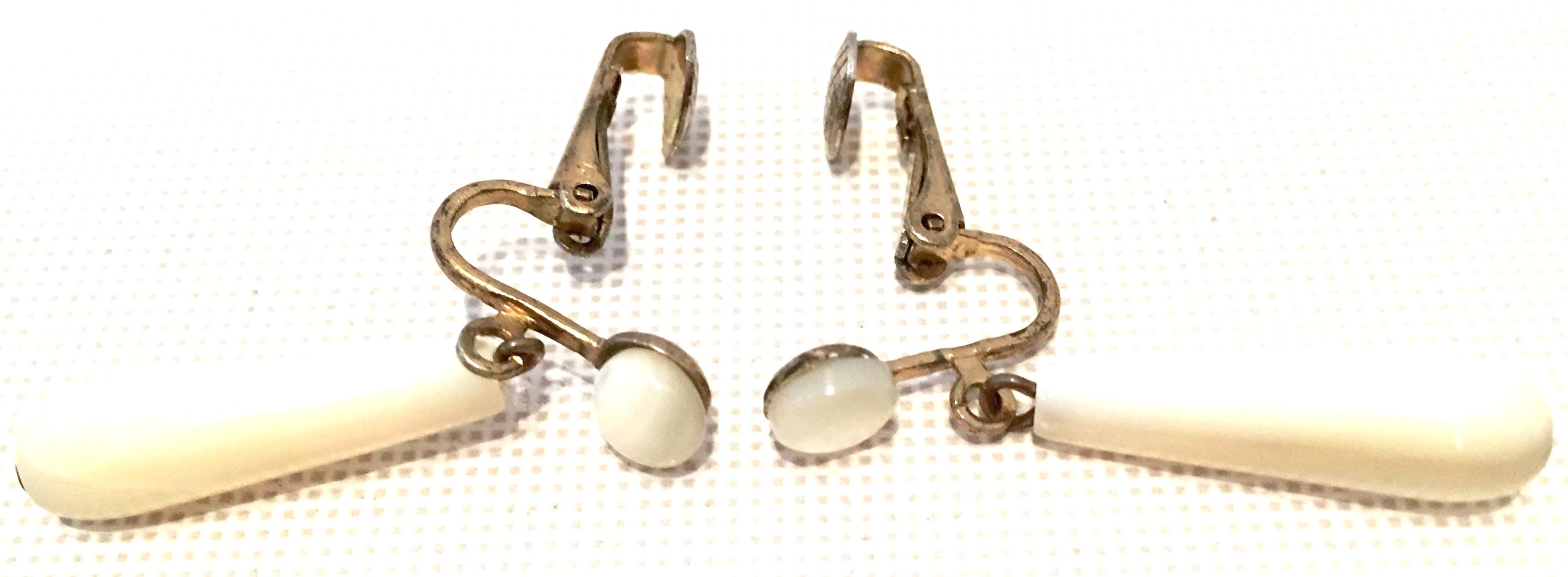 Mid-20th Century Italian Gold & Mother Of Pearl Tear Drop Earrings For Sale 2