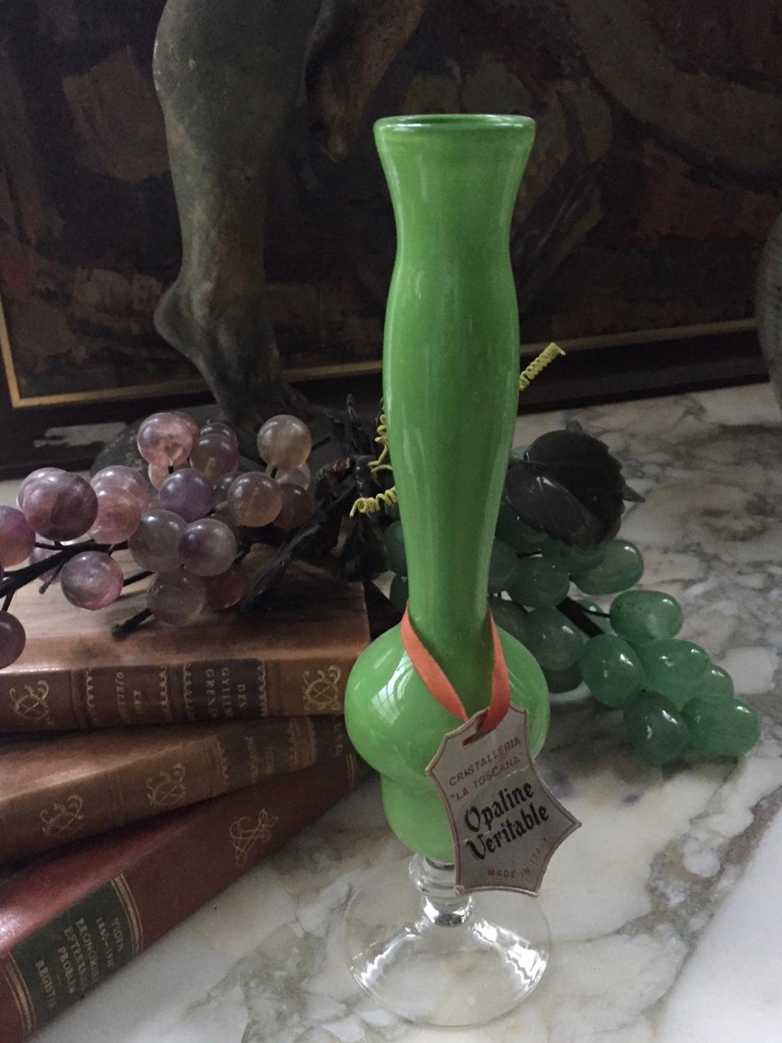 Mid-20th Century Italian Green Opaline Glass Bud Vase In Excellent Condition For Sale In Antwerp, BE