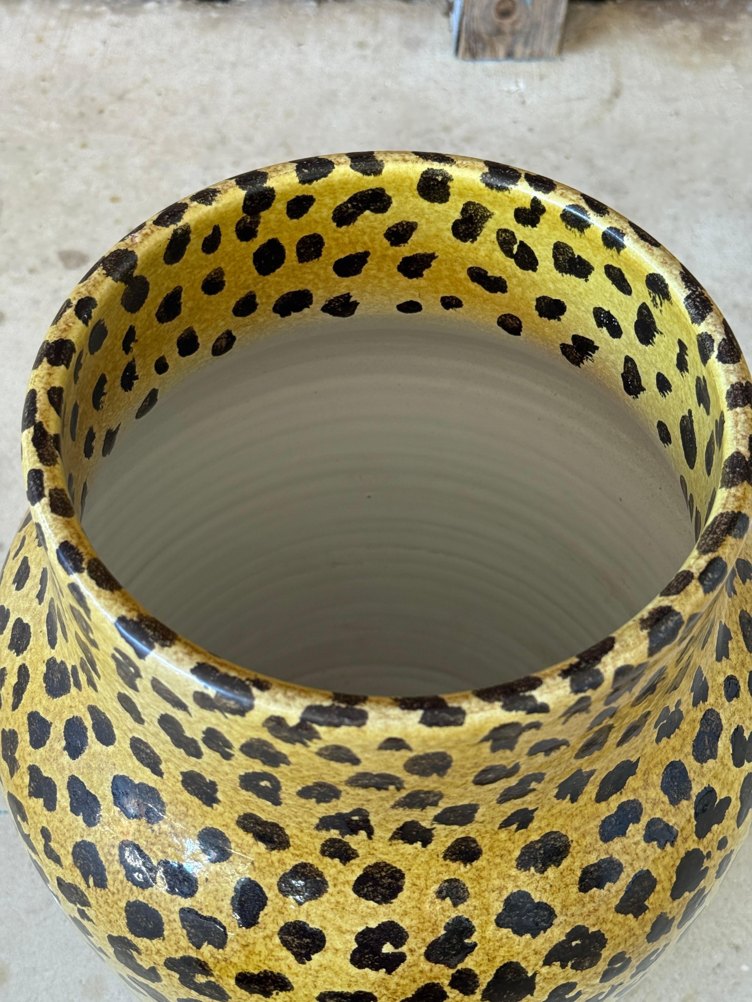 Audacieux, exotique et résolument fabuleux, ce vase italien peint à la main apporte une personnalité féroce à tout espace.
• Fabriqué en Italie avec une finition émaillée très brillante sur céramique.
• Décoré d'un motif léopard dans des tons riches