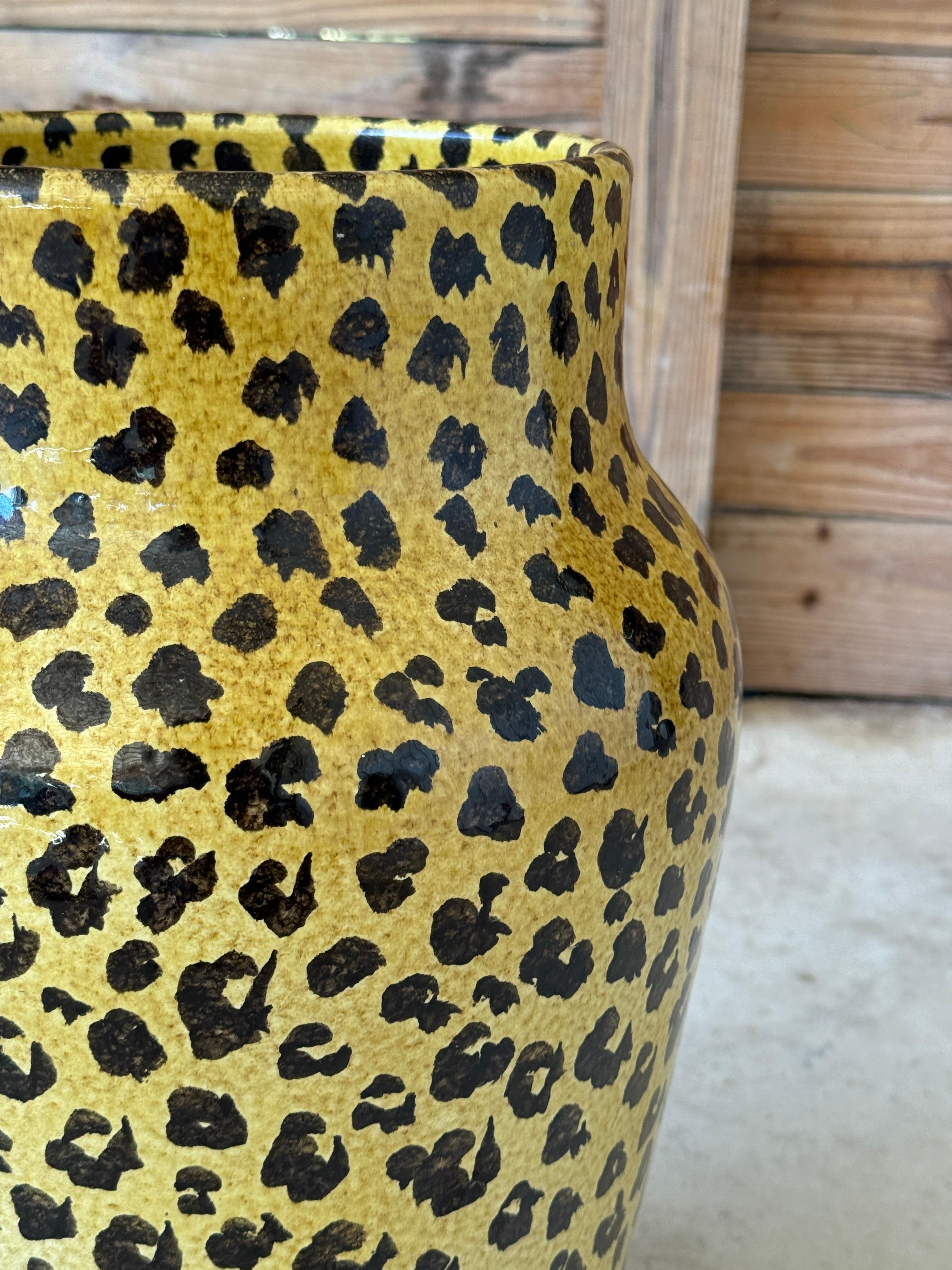 Regency Vase de sol italien en céramique émaillée léopard, peint à la main, du milieu du 20e siècle en vente