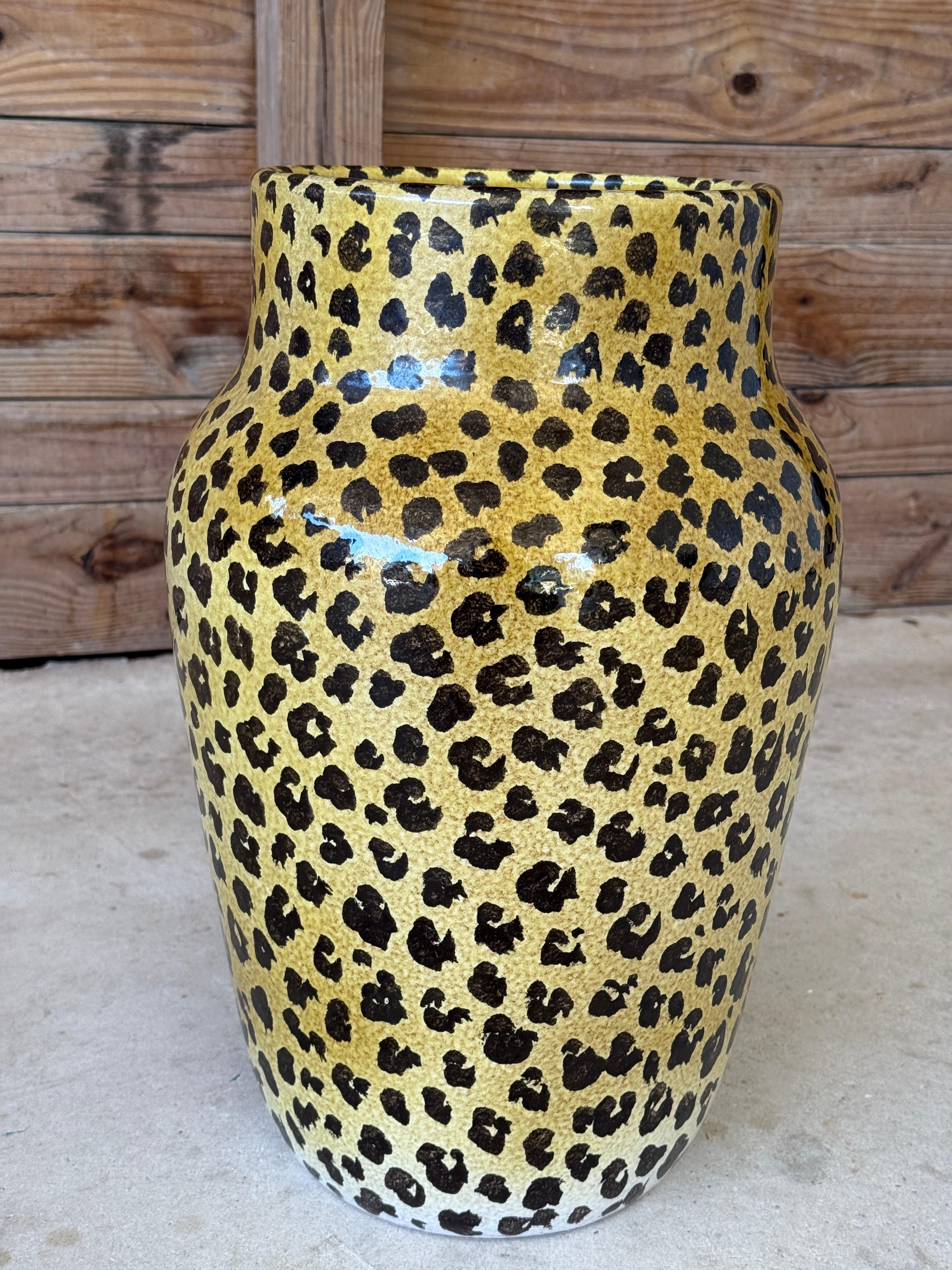 Fait main Vase de sol italien en céramique émaillée léopard, peint à la main, du milieu du 20e siècle en vente