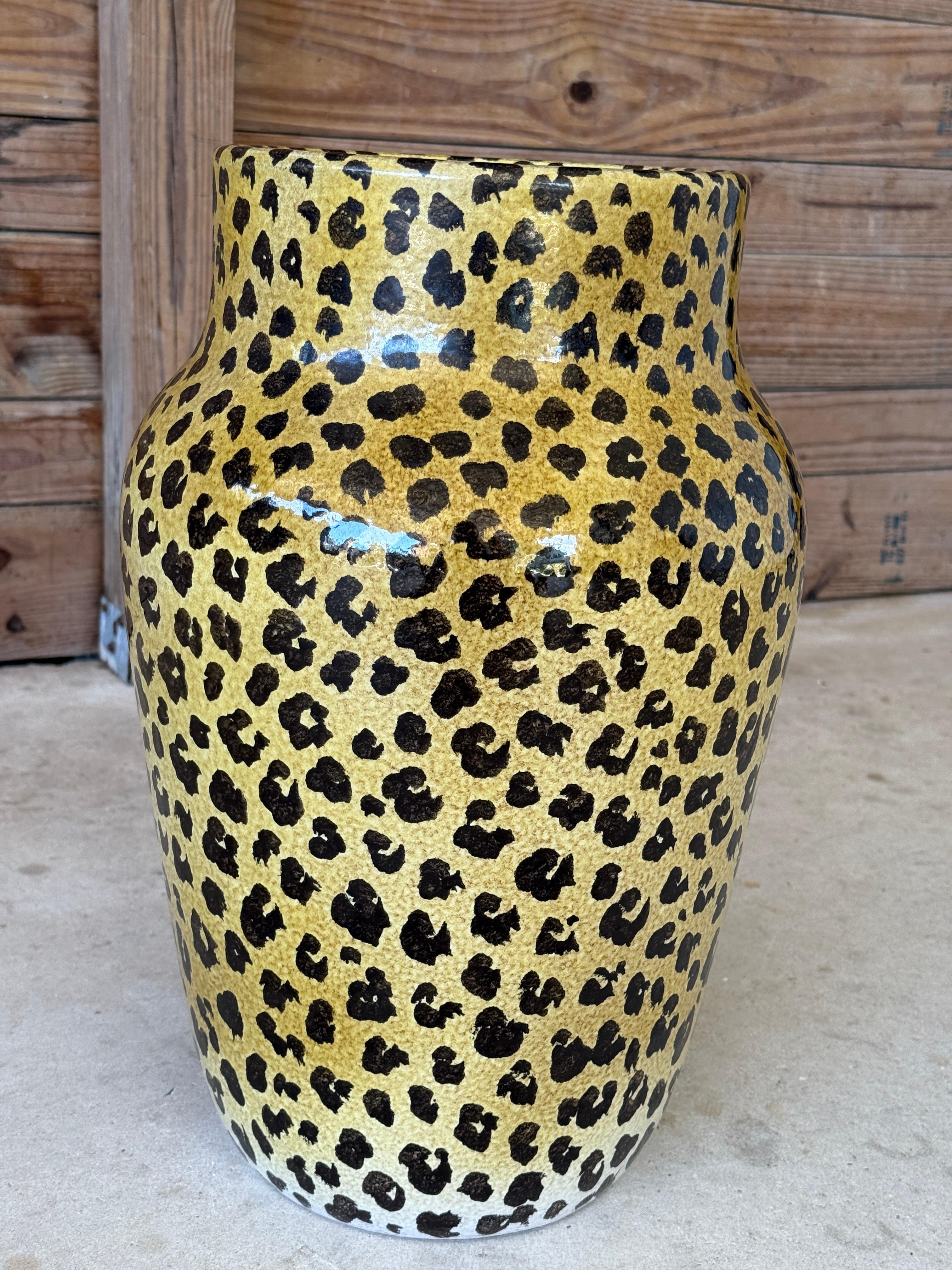 20ième siècle Vase de sol italien en céramique émaillée léopard, peint à la main, du milieu du 20e siècle en vente