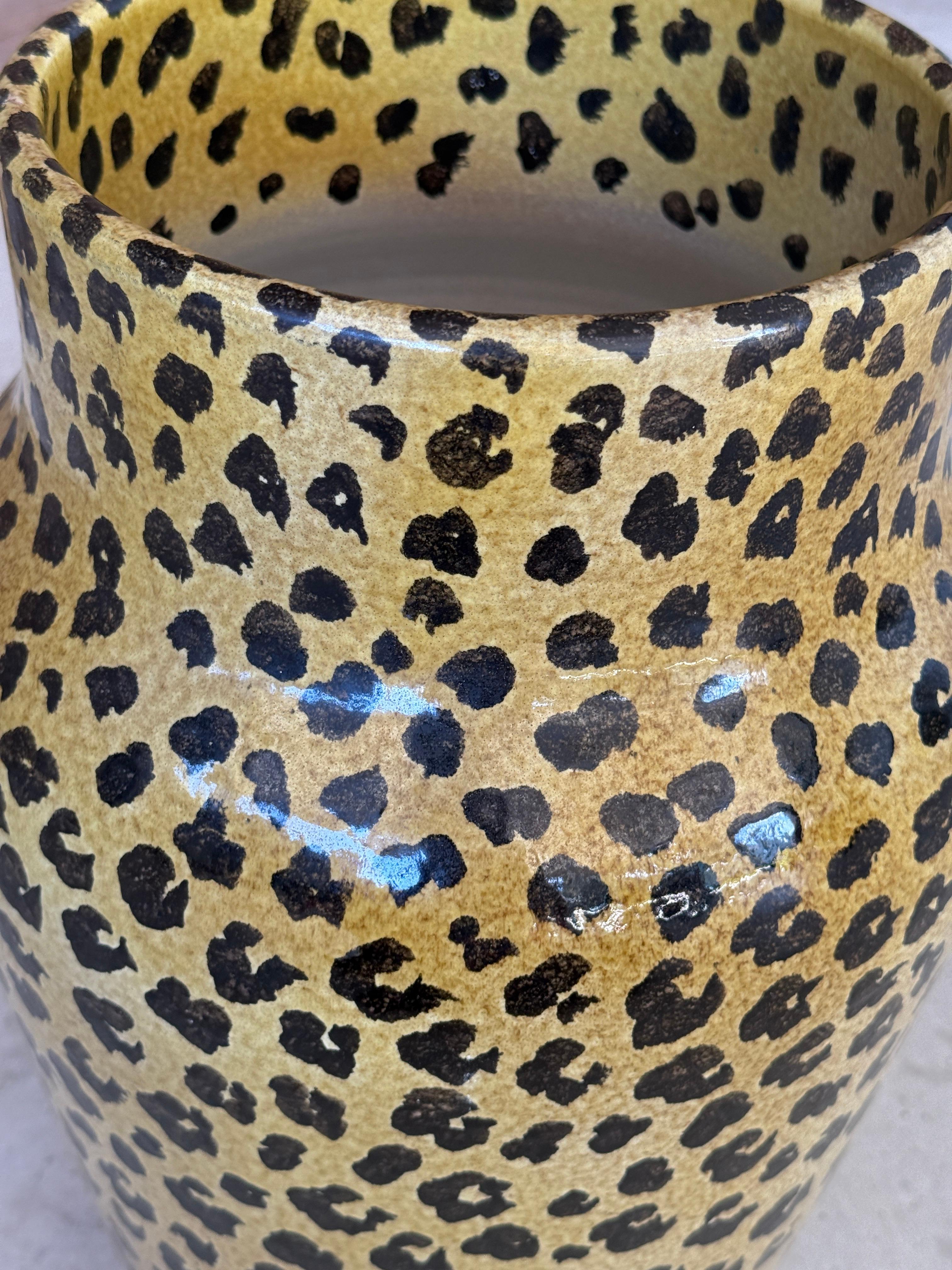 Céramique Vase de sol italien en céramique émaillée léopard, peint à la main, du milieu du 20e siècle en vente