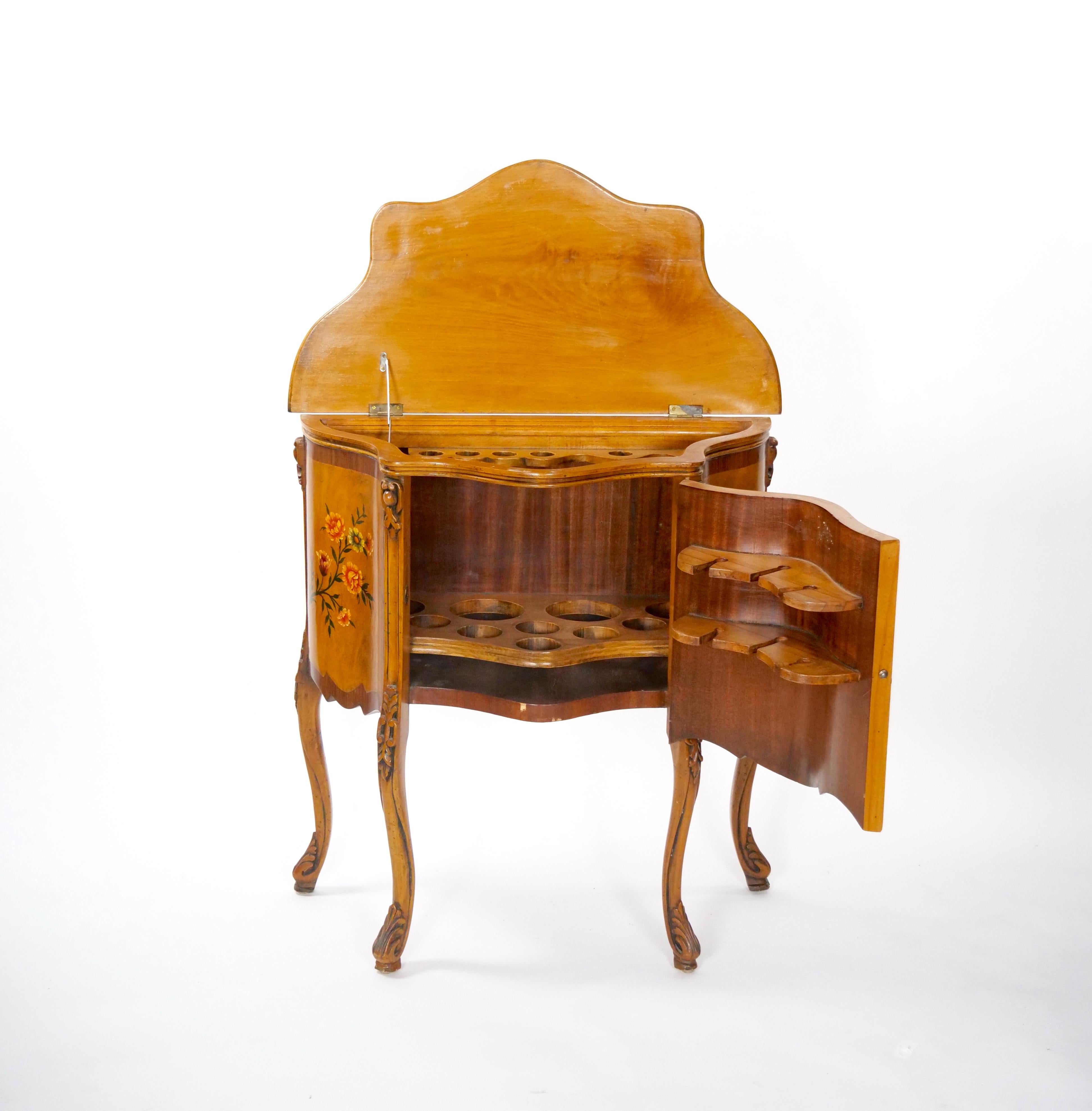 Armadio o dry bar in stile veneziano della metà del XX secolo, realizzato con una squisita attenzione ai dettagli e alla maestria negli anni '60. Questo straordinario pezzo è ornato da motivi floreali e fogliati dipinti a mano, che mettono in mostra
