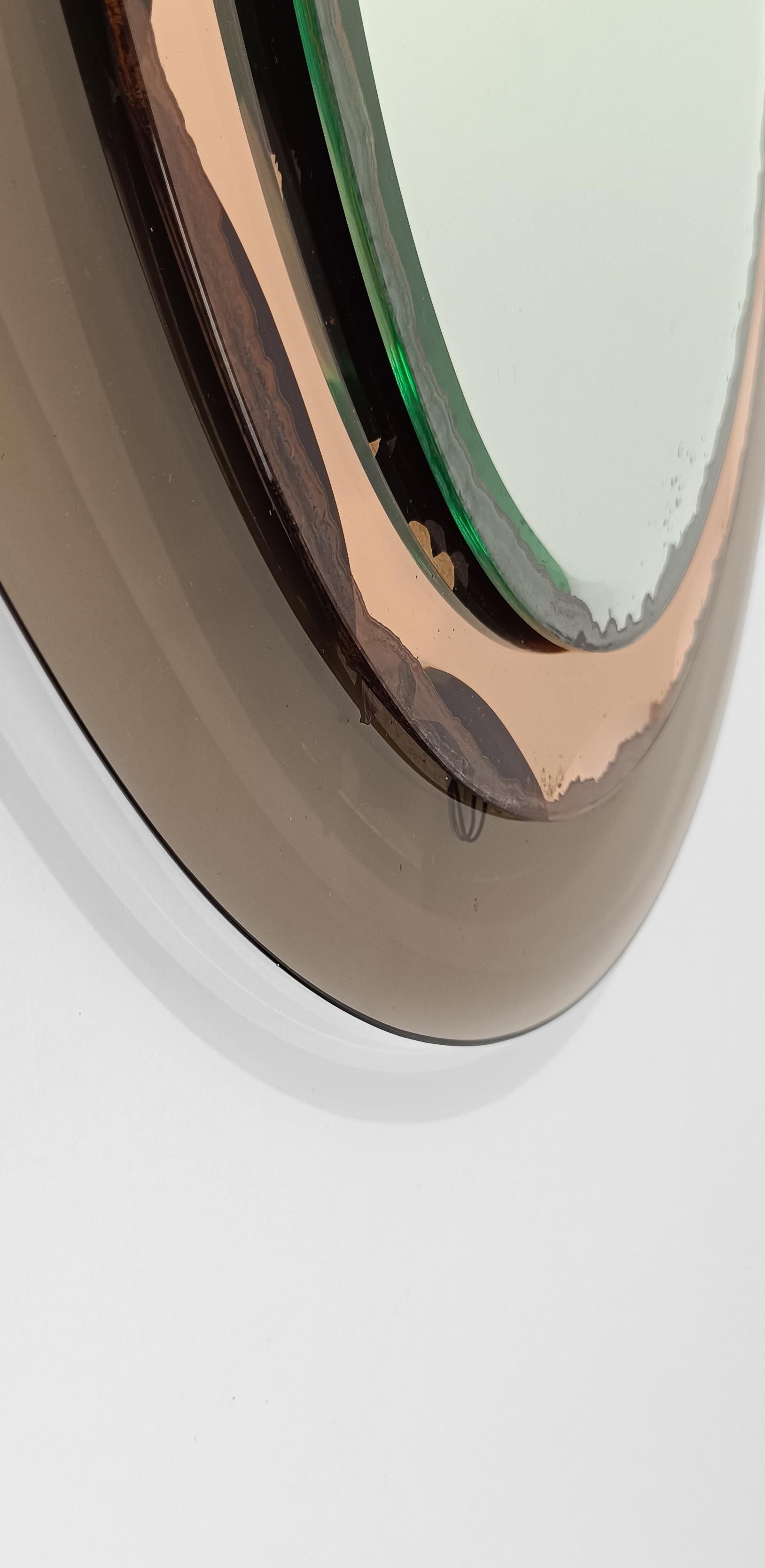 I am offering for sale a stunning mirror, a manifesto of the great skills of Italian artisans in glassmaking during the mid-20th century.
Made in Italy between the 50s and 60s, the production of this mirror is attributed to the historic company