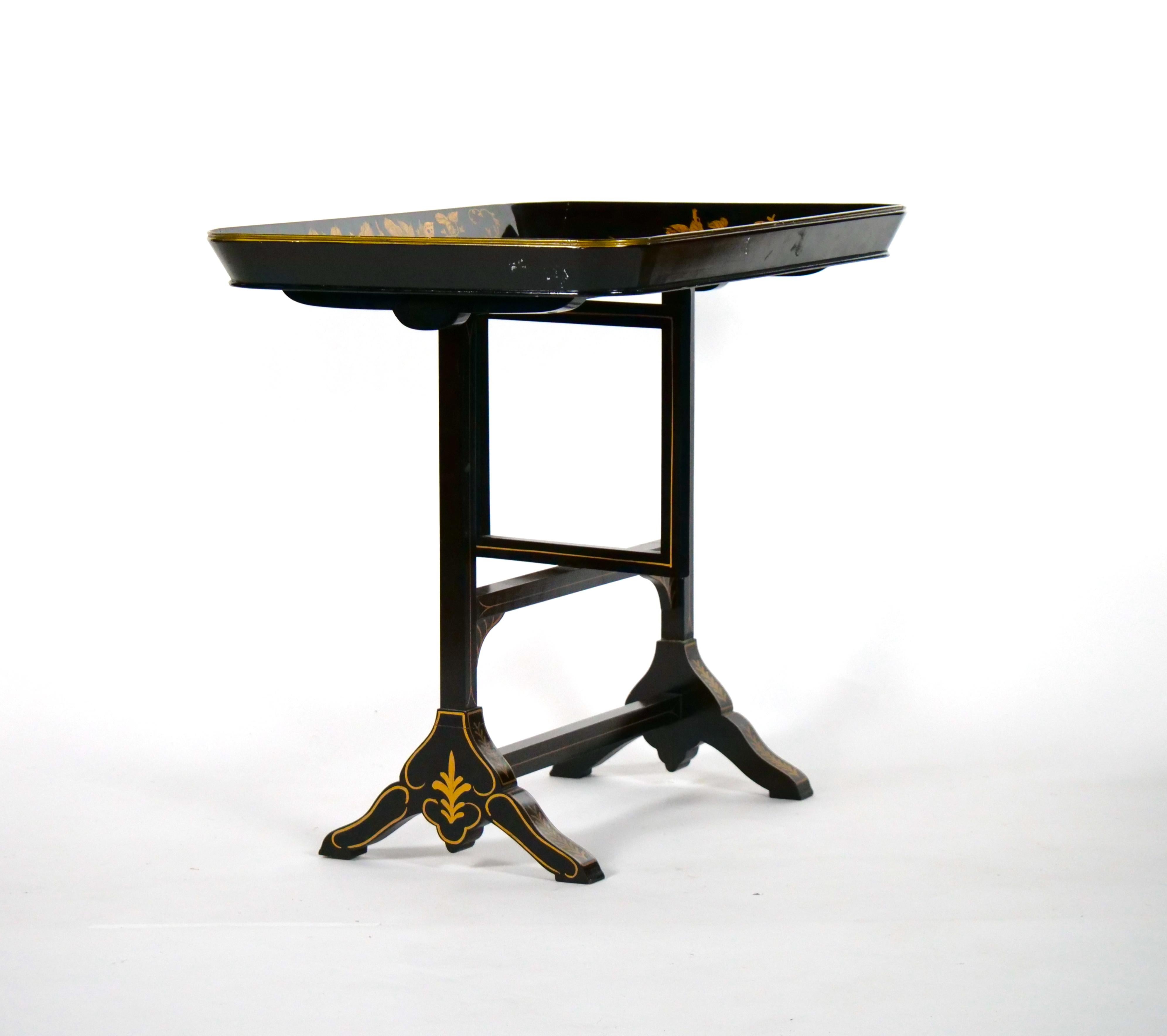 Chinoiserie Mid-20th Century Italian Lacquered / Gilt Tray Table
