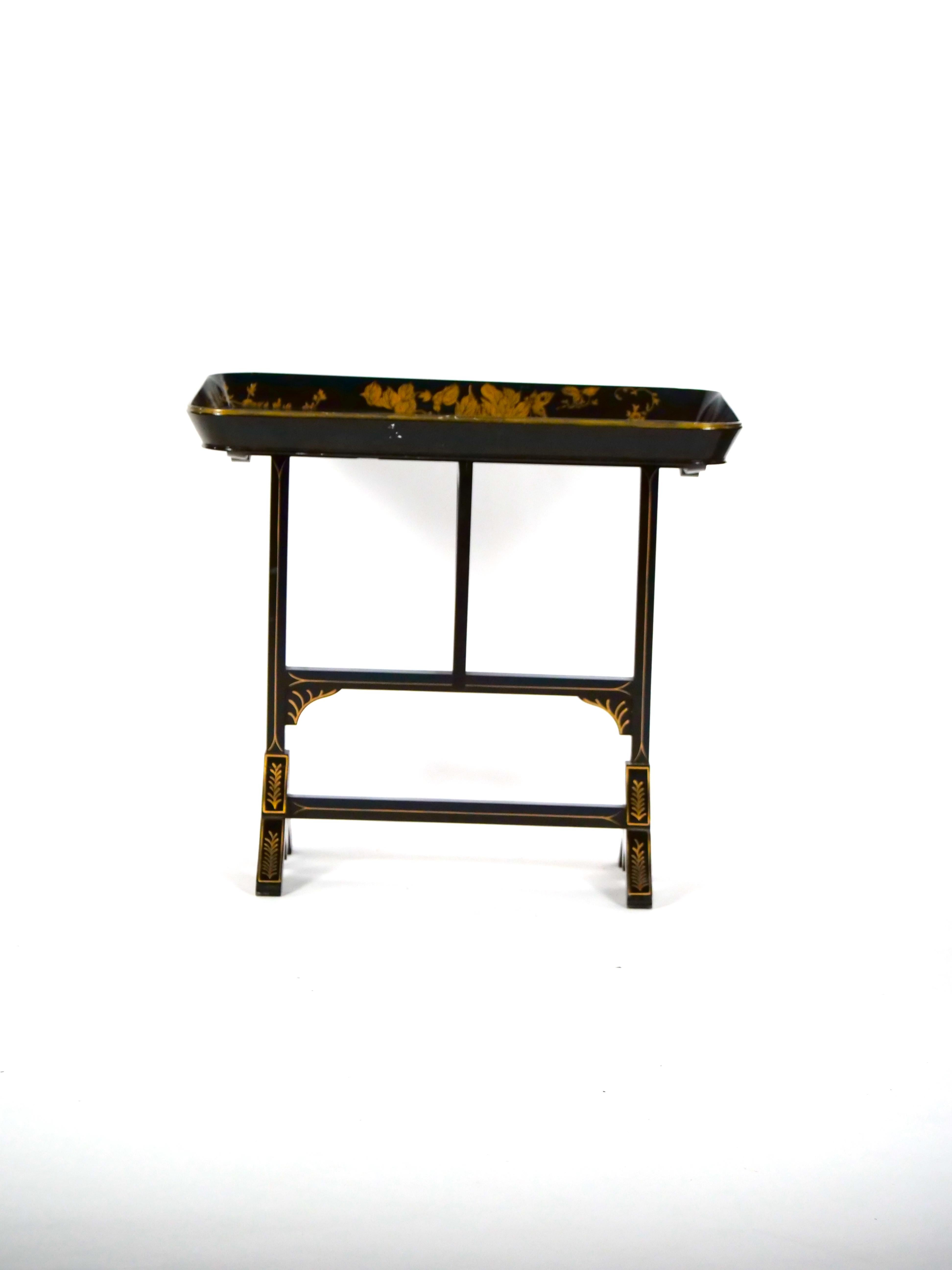 Mid-20th Century Italian Lacquered / Gilt Tray Table In Good Condition In Tarry Town, NY