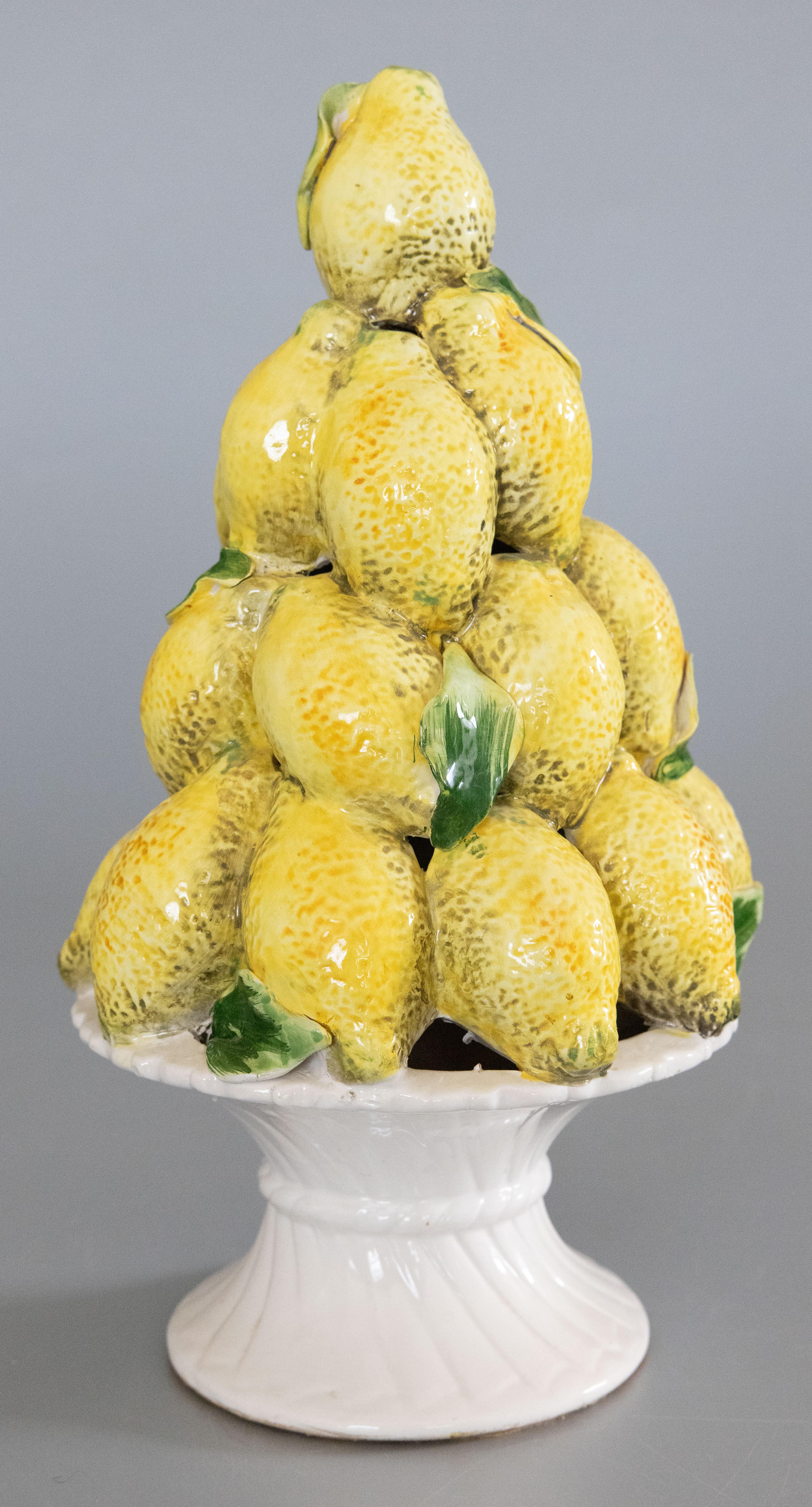 Mitte des 20. Jahrhunderts Italienische Majolika Zitronen-Topiary Tafelaufsatz (Handbemalt) im Angebot