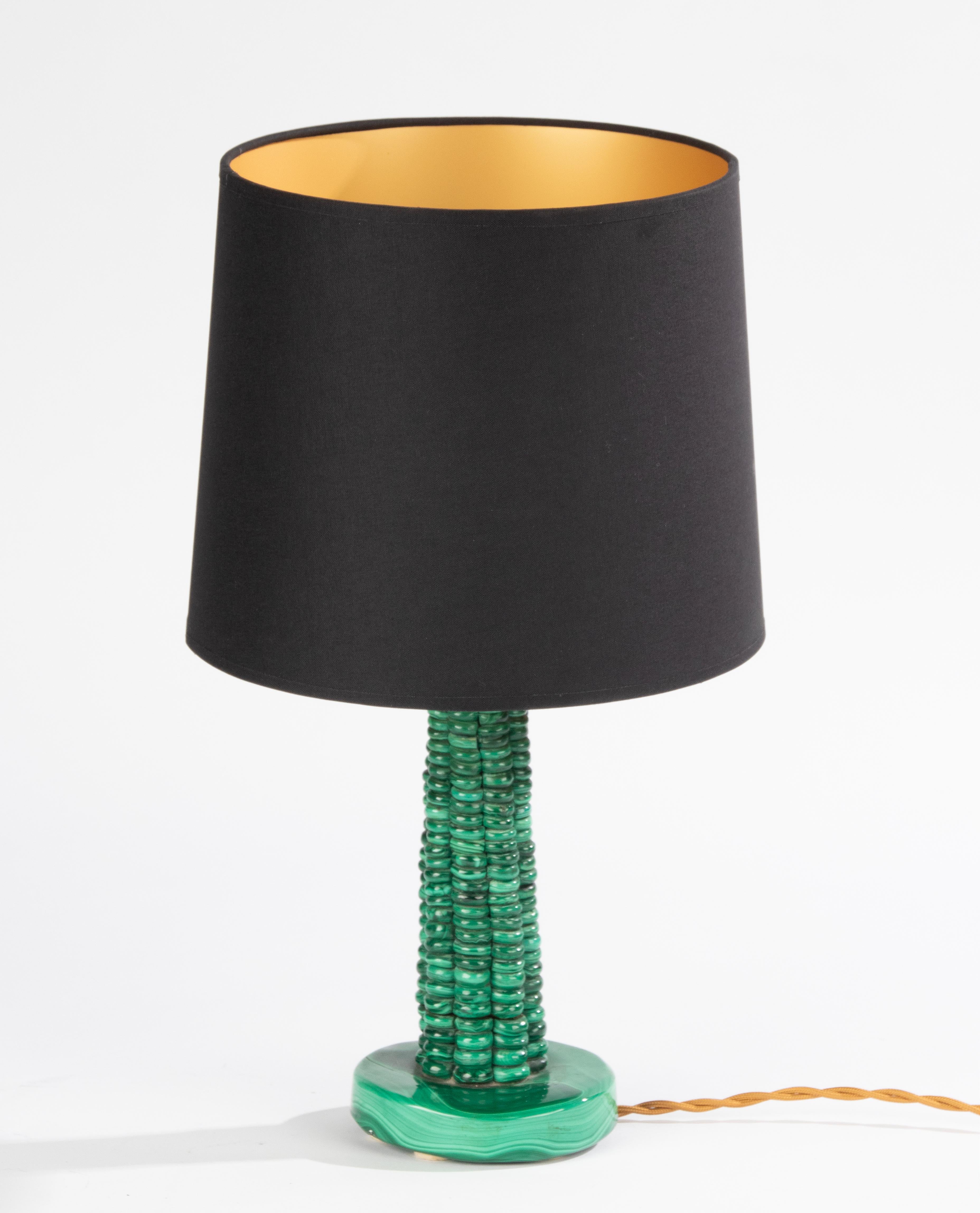 A lovely mid century modern table lamp, made of malachite stone. 
Estimated date and origin: Italy, circa 1960-1970. 
The lamp is in good and working condition. 
Elegant lamp shade included. 

Dimensions: 38 cm tall and Ø23 cm 
Dimensions of the