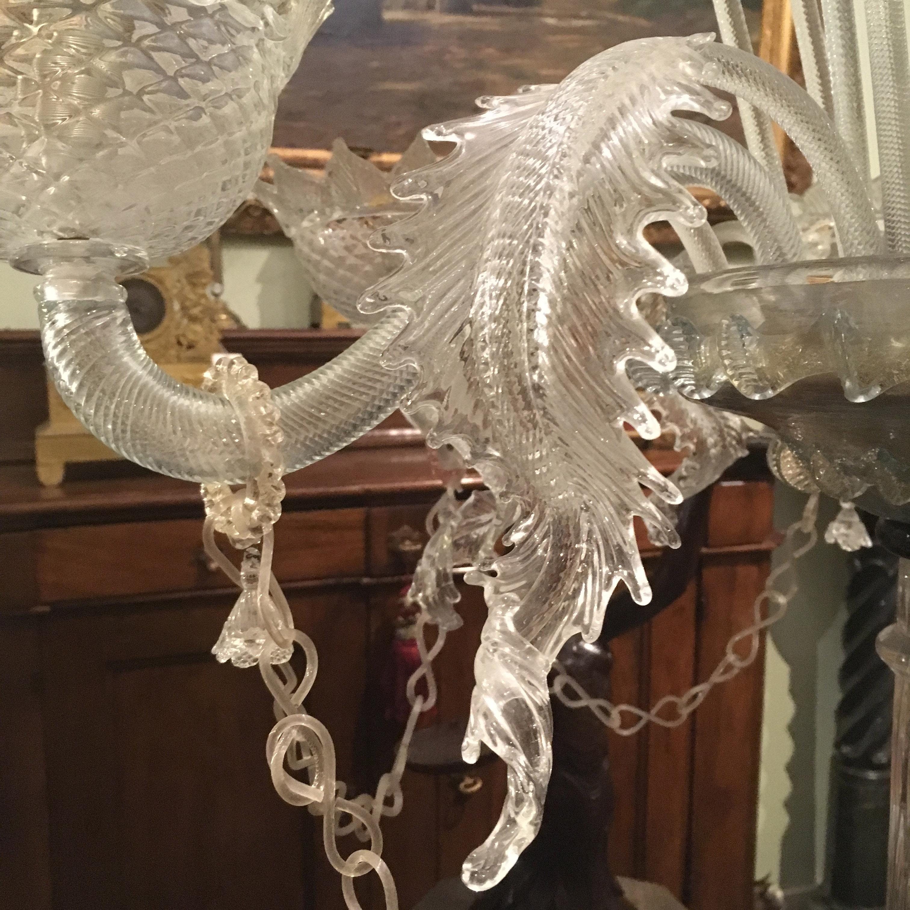 A charming and rare single Murano glass candelabra floor lamp.
The lamp presents the typical shape and details of Murano glass chandeliers, like flowers and leaves.
Six branches united by chains
Total of seven lights on two levels.
The lamp