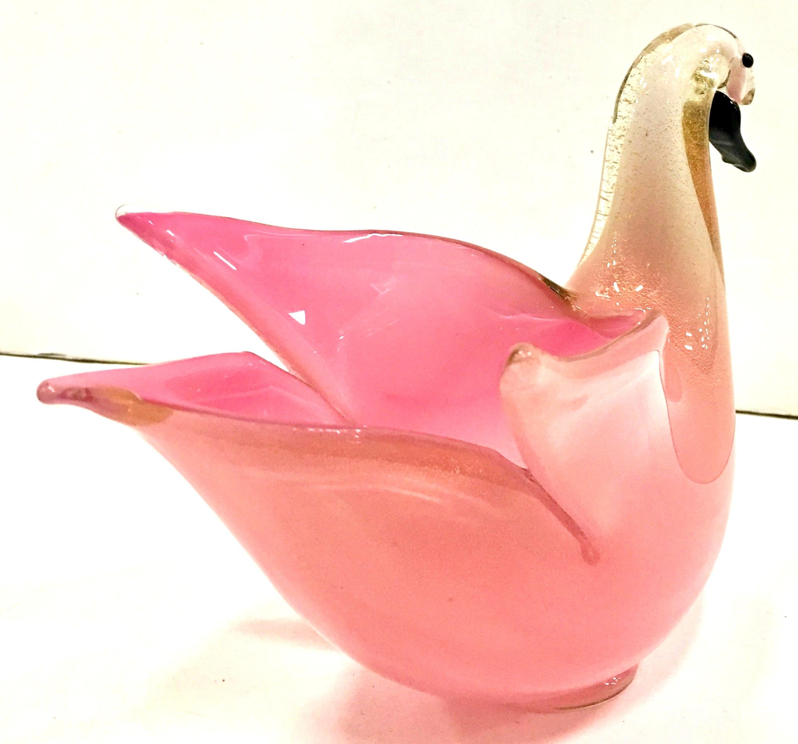 Mid-20th Century Italian Murano Glass Pink and Gold Flecks Sculptural Swan Bowl In Good Condition In West Palm Beach, FL