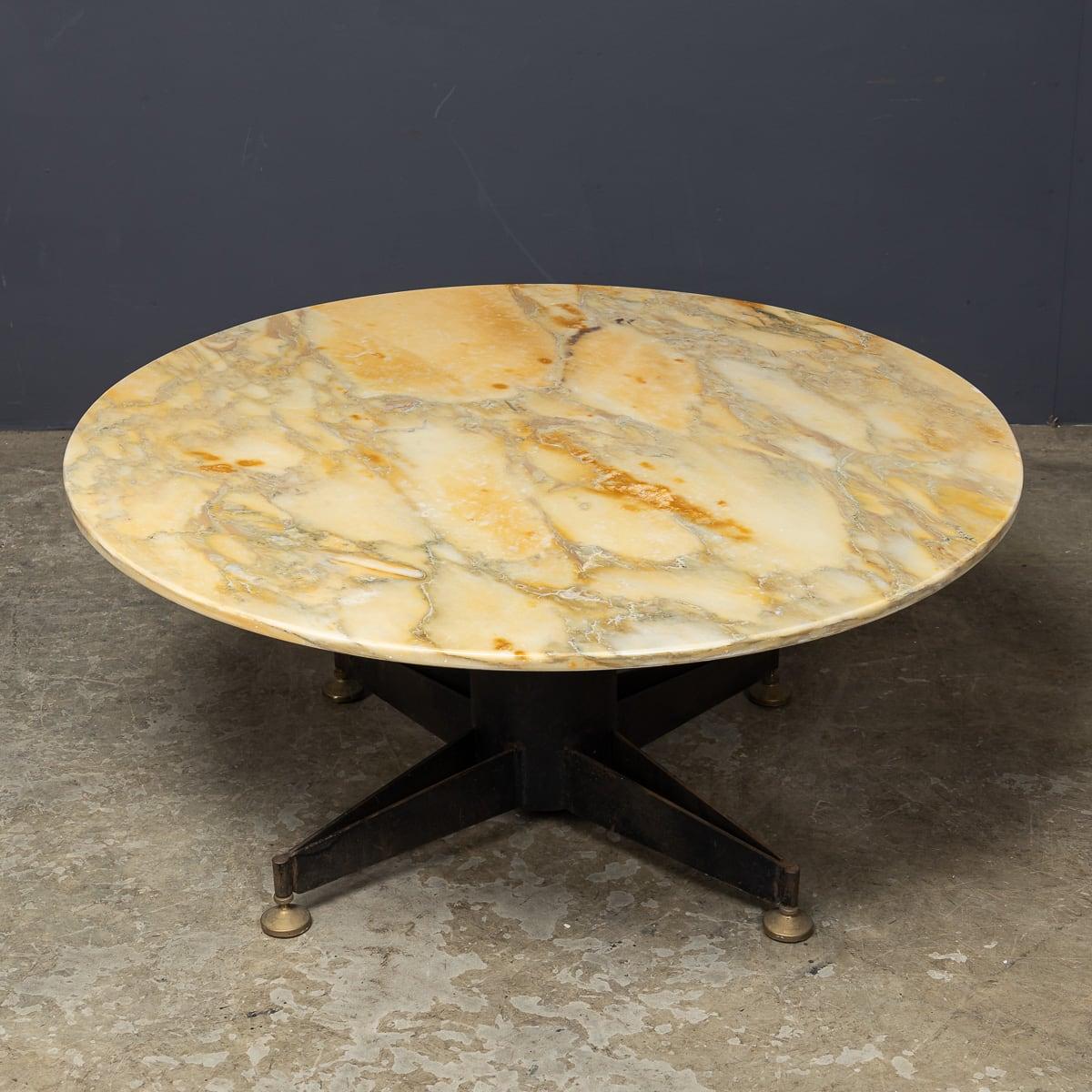 Un tavolino italiano della metà del XX secolo con piano in onice e base in metallo con piedini regolabili in ottone. Combinando stile e praticità, si integra perfettamente con qualsiasi arredamento, sia moderno che vintage. Un pezzo versatile che