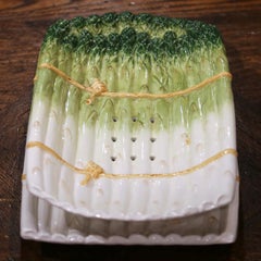 Mitte des 20. Jahrhunderts Italienische bemalte Barbotine Zweiteilige Spargelschüssel