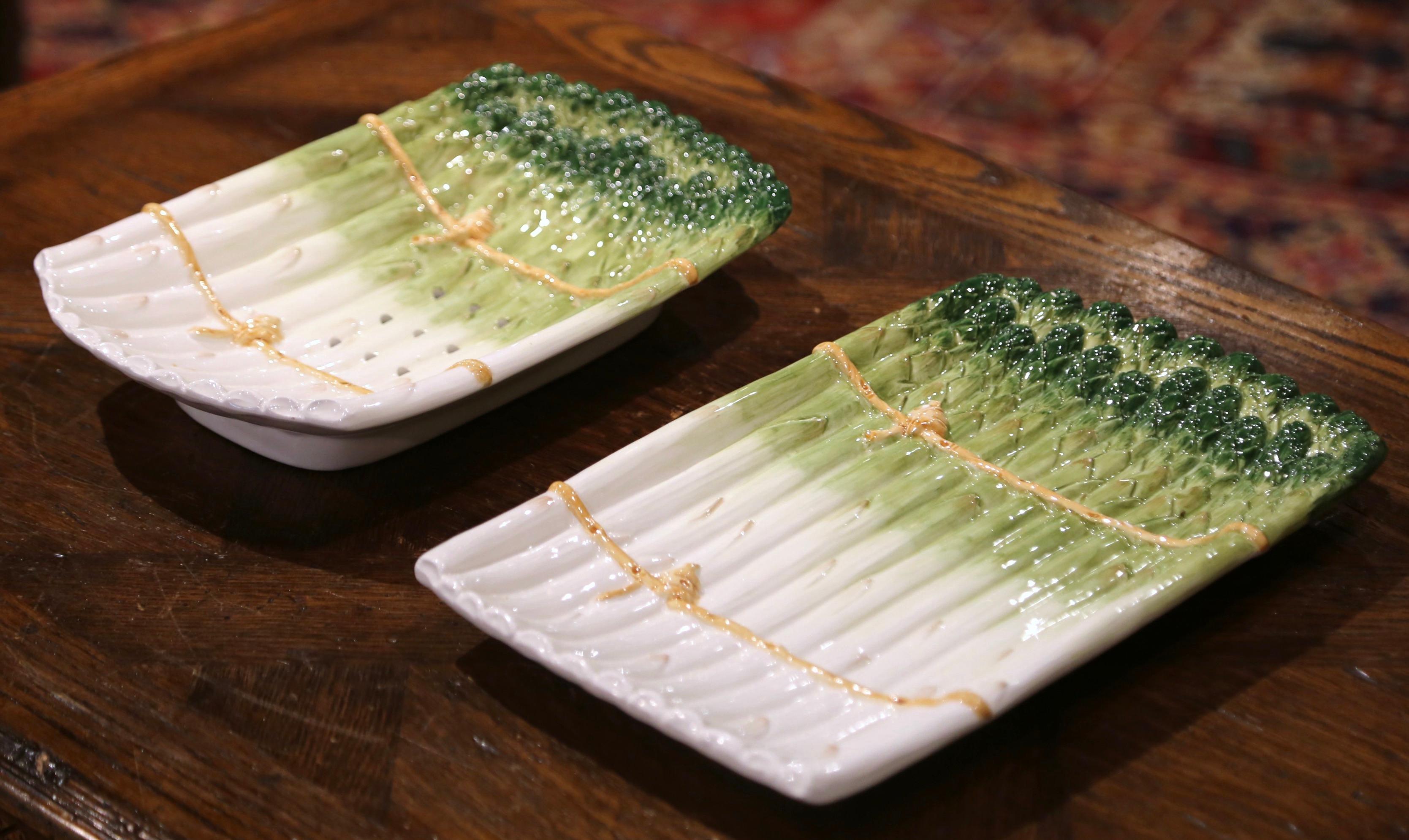 Mid-20th Century Italian Painted Barbotine Two-Piece Asparagus Dish In Excellent Condition For Sale In Dallas, TX