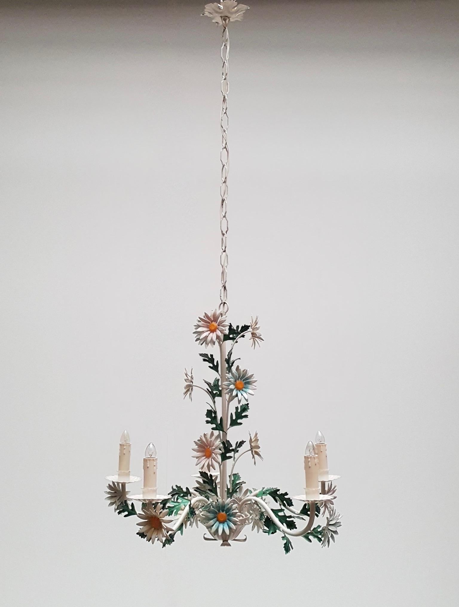 Mid-20th Century Italian Painted Iron and Tole Chandelier with Flowers (Italienisch)