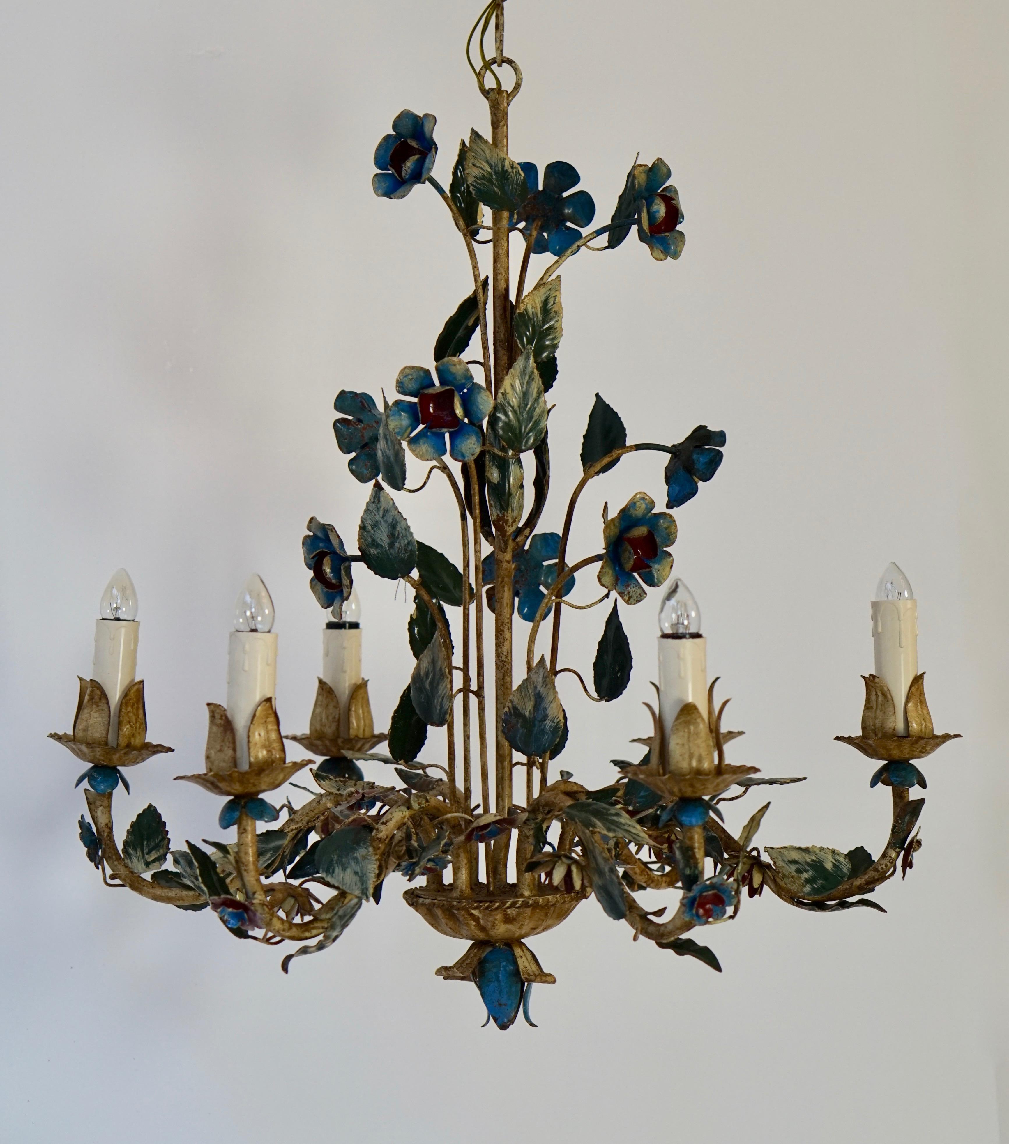 Italienischer Kronleuchter aus lackiertem Eisen und Zinn mit Blumen aus der Mitte des 20. Jahrhunderts im Zustand „Gut“ im Angebot in Antwerp, BE