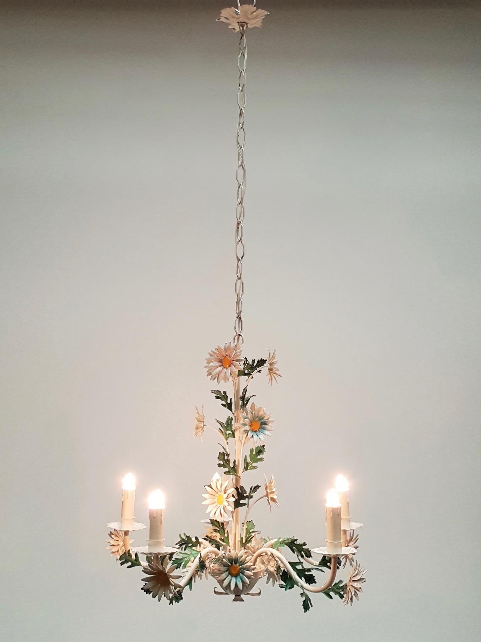 Mid-20th Century Italian Painted Iron and Tole Chandelier with Flowers (Gemalt)