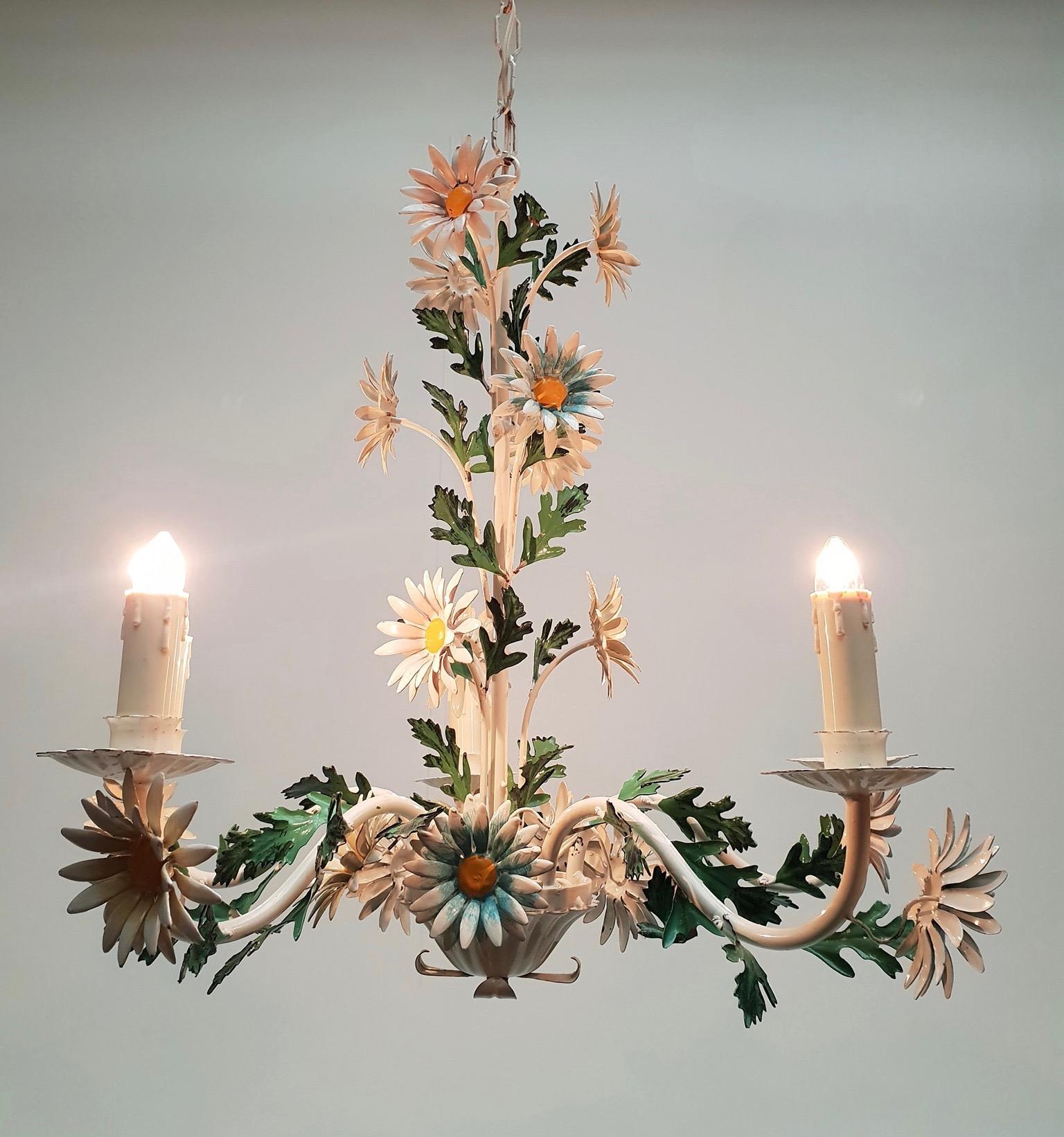 Mid-20th Century Italian Painted Iron and Tole Chandelier with Flowers (20. Jahrhundert)