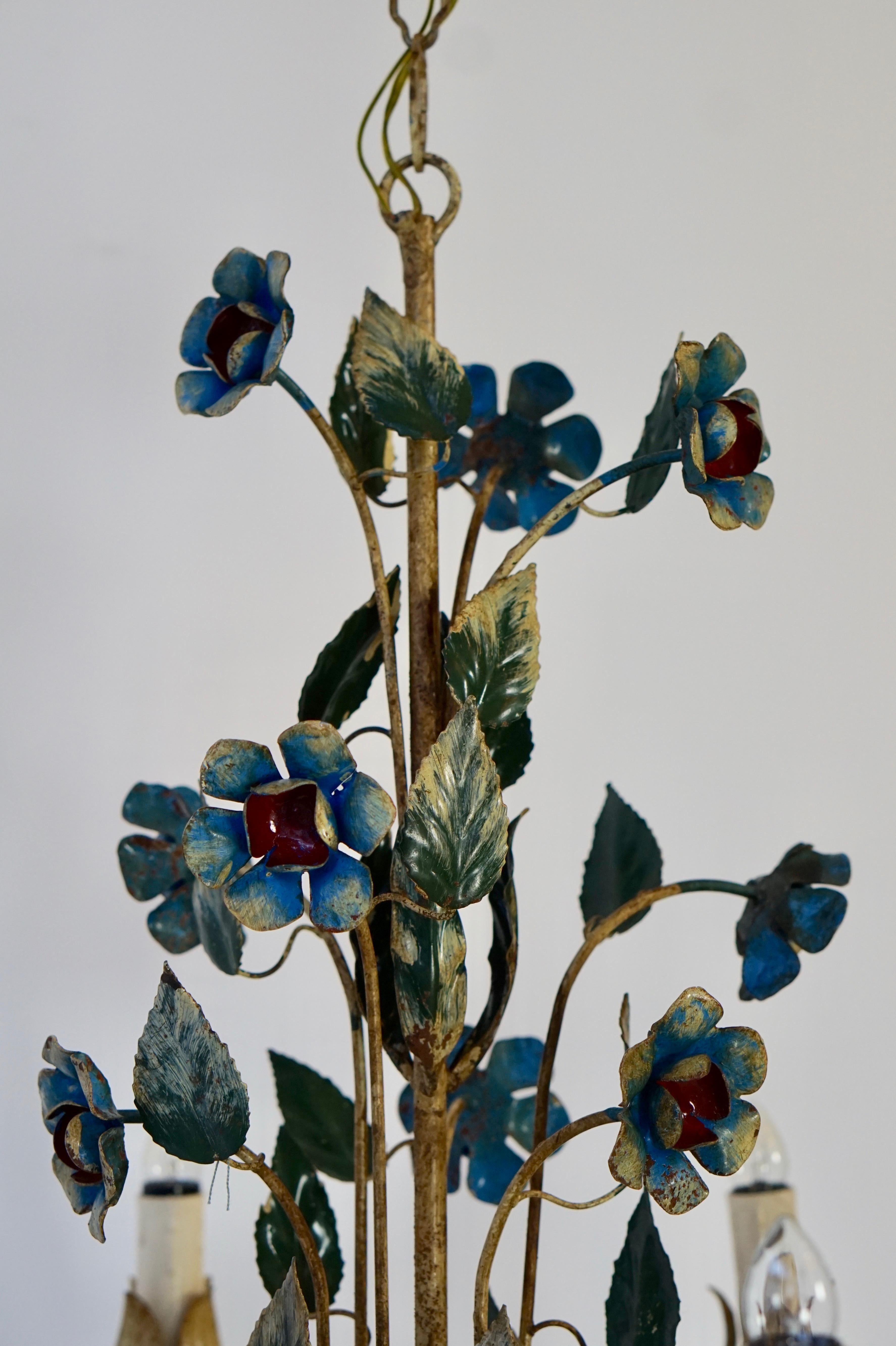Mid-20th Century Italian Painted Iron and Tole Chandelier with Flowers In Good Condition For Sale In Antwerp, BE