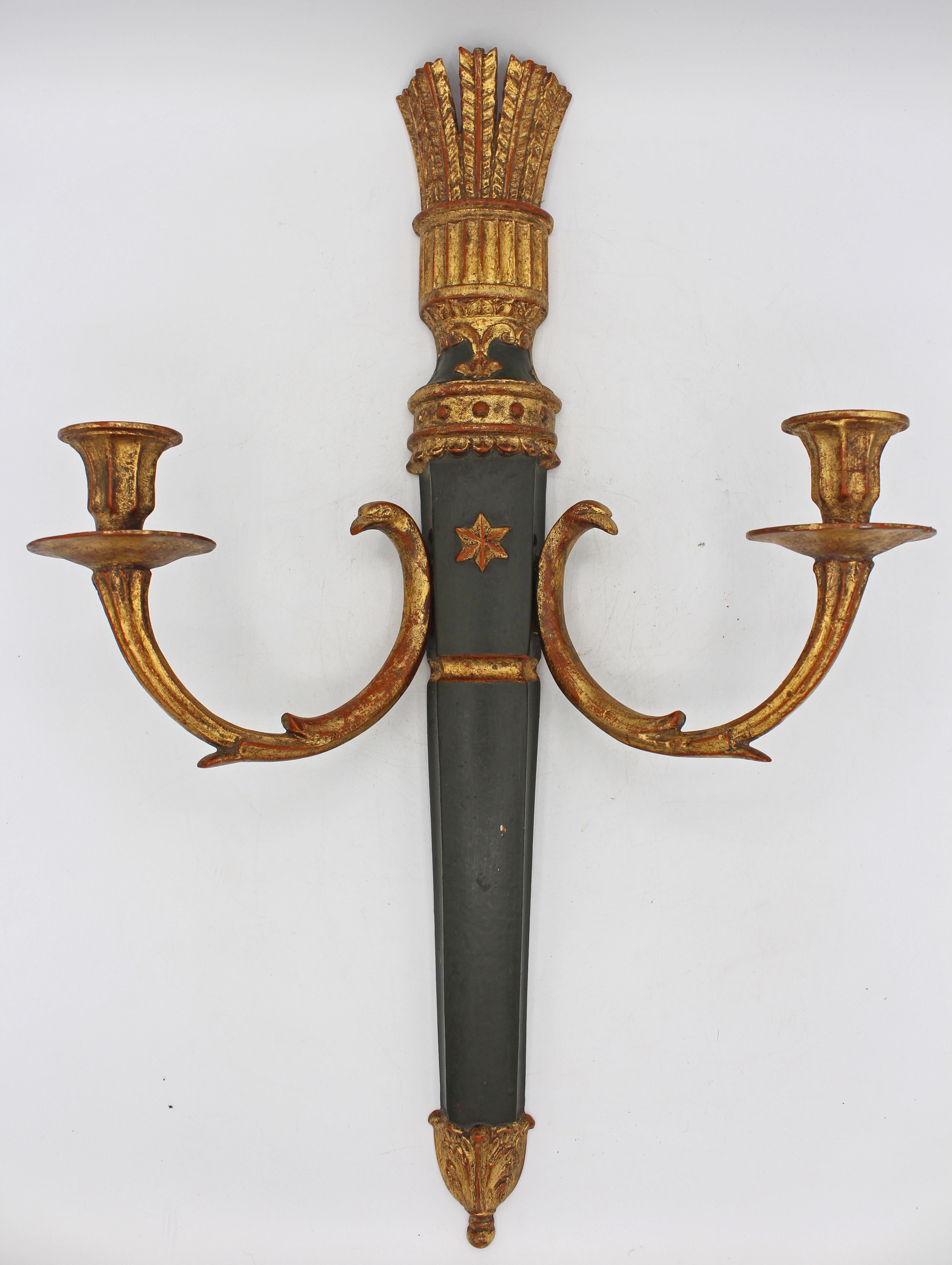 Paire d'appliques murales à deux lumières en métal moulé du milieu du 20e siècle, italiennes par Palladio. Jamais électrifié. Style Empire. Des bras à volutes en forme de tête d'oiseau ornent le bougeoir cannelé, tandis que des flèches dans un