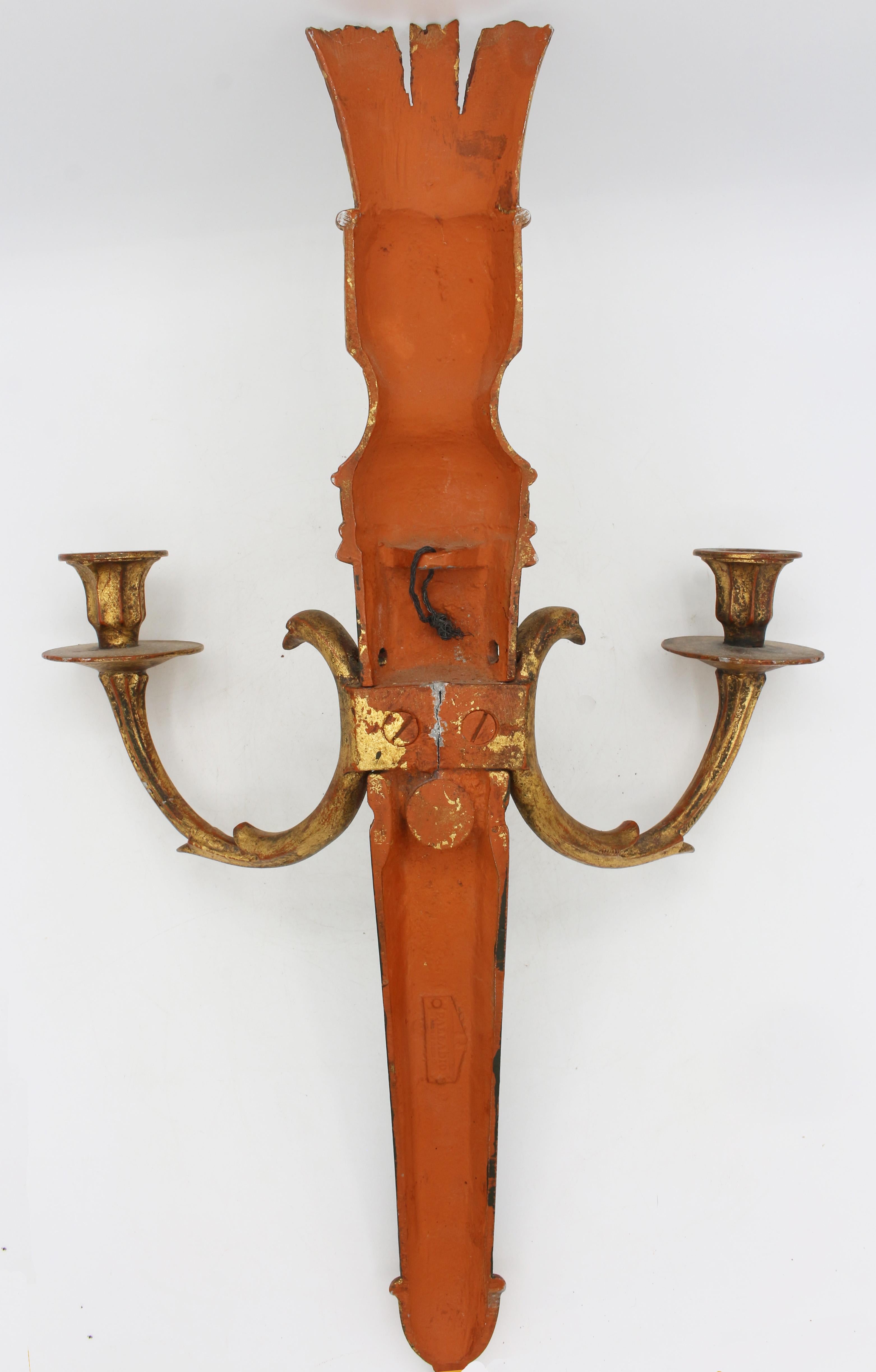 20ième siècle Paire d'appliques murales à 2 lumières en métal moulé de Palladio, Italie du milieu du XXe siècle en vente