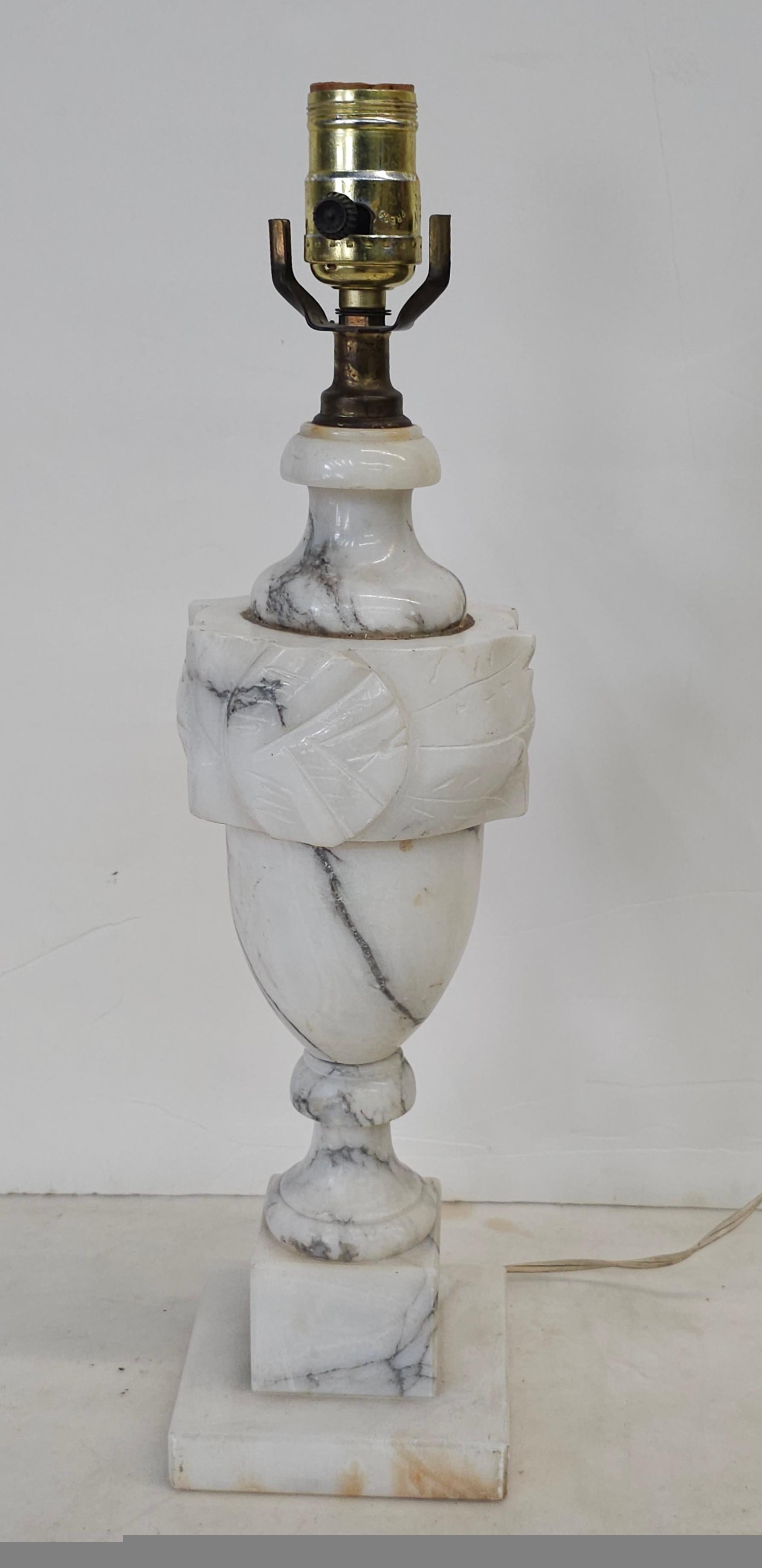Albâtre patiné italien du milieu du 20e siècle  Lampe de table. Mesure 4,5