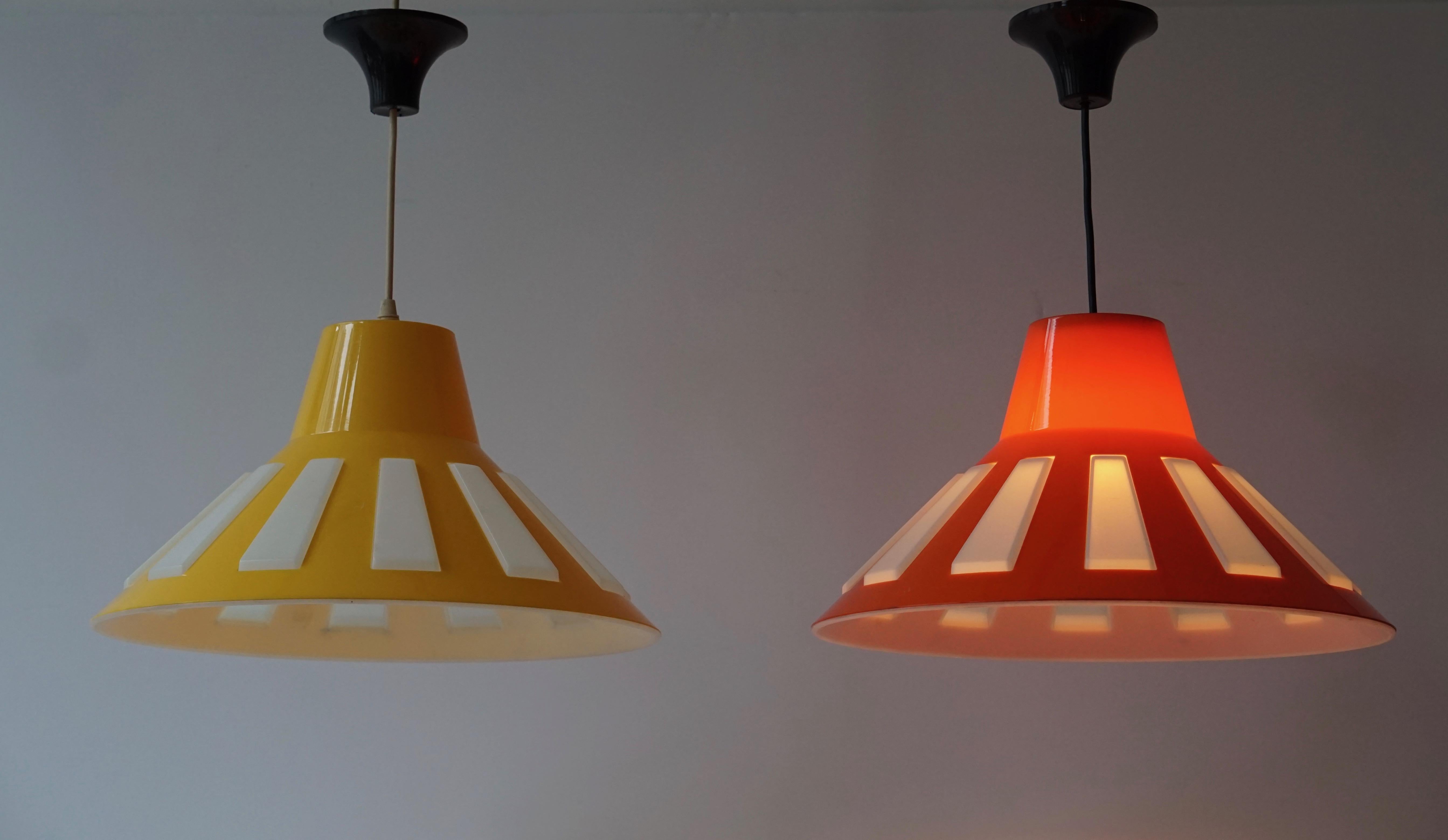 Two Italian ceiling lights in yellow and orange plastic.
Measures: Diameter 40 cm.
Height fixture 22 cm. Total height 70 cm.