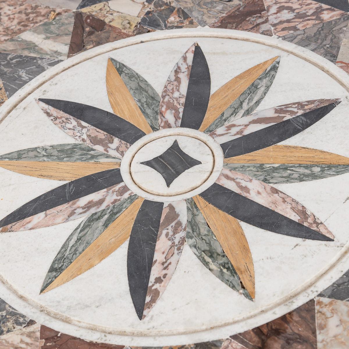 20ième siècle Table d'appoint italienne ronde du milieu du 20e siècle en mosaïque de marbre Pietre Dure en vente
