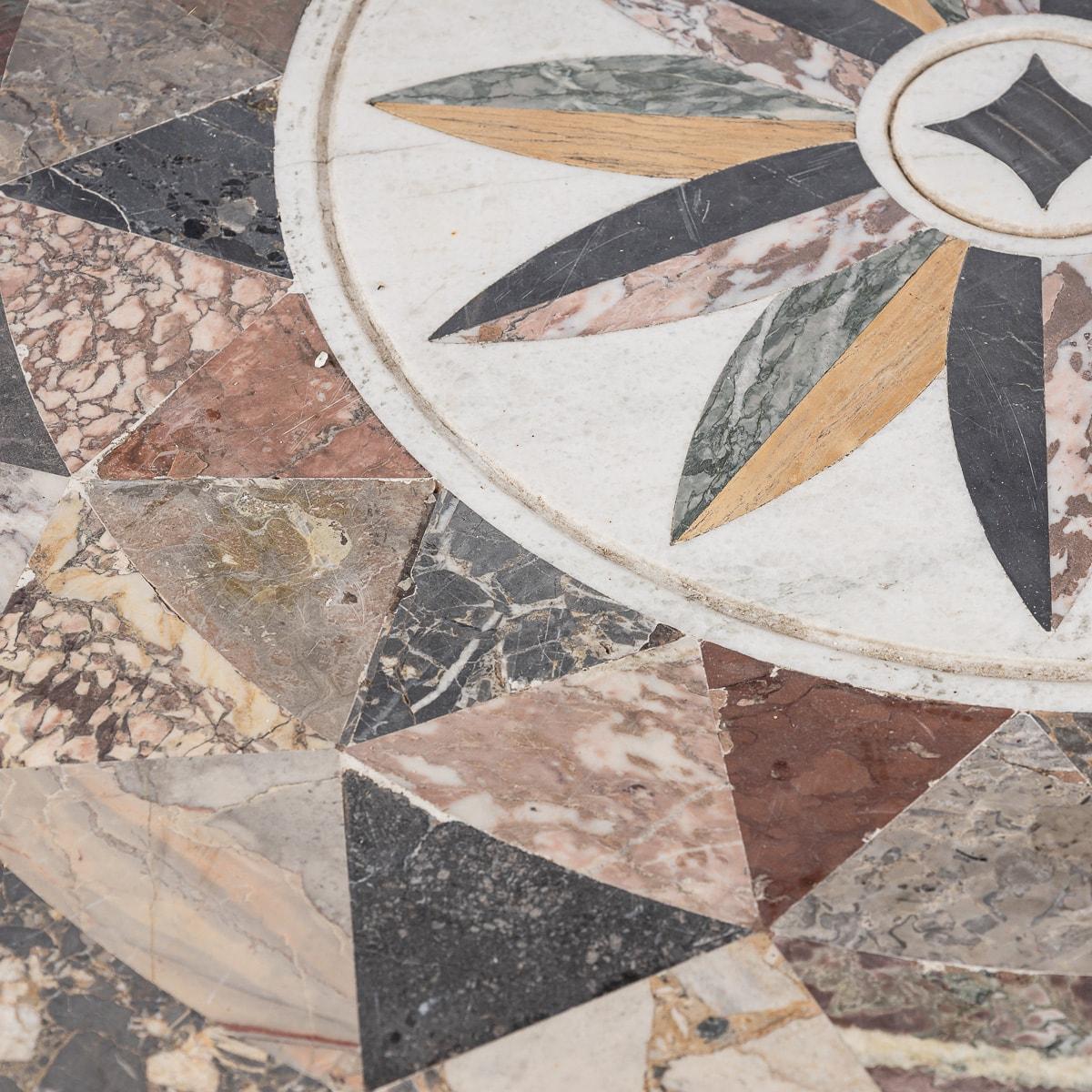 Marbre Table d'appoint italienne ronde du milieu du 20e siècle en mosaïque de marbre Pietre Dure en vente