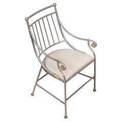 Mitte des 20. Jahrhunderts Italienischer Sessel aus poliertem Stahl mit Messingdetails