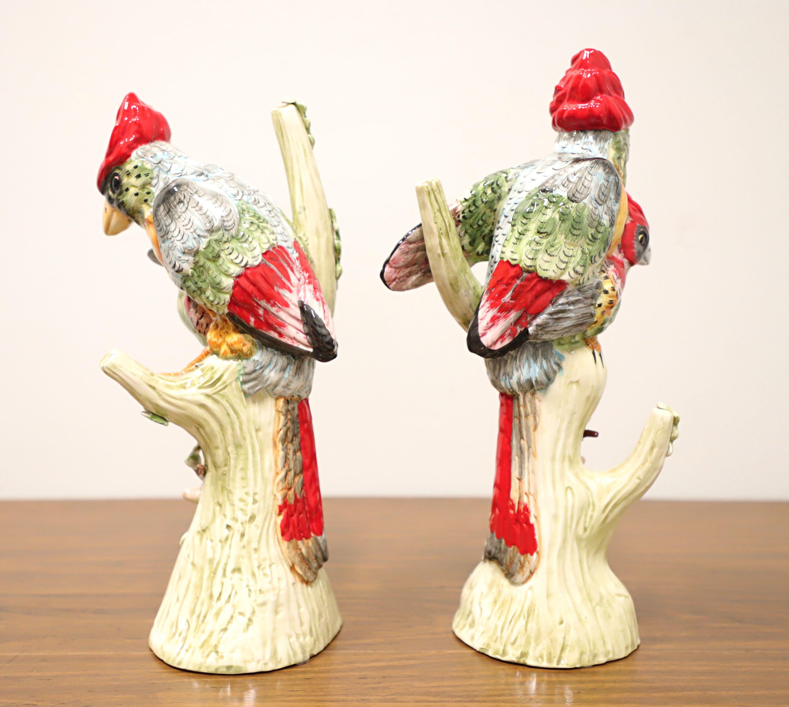 Autre Paire d'oiseaux cardinaux en porcelaine italienne du milieu du 20e siècle en vente