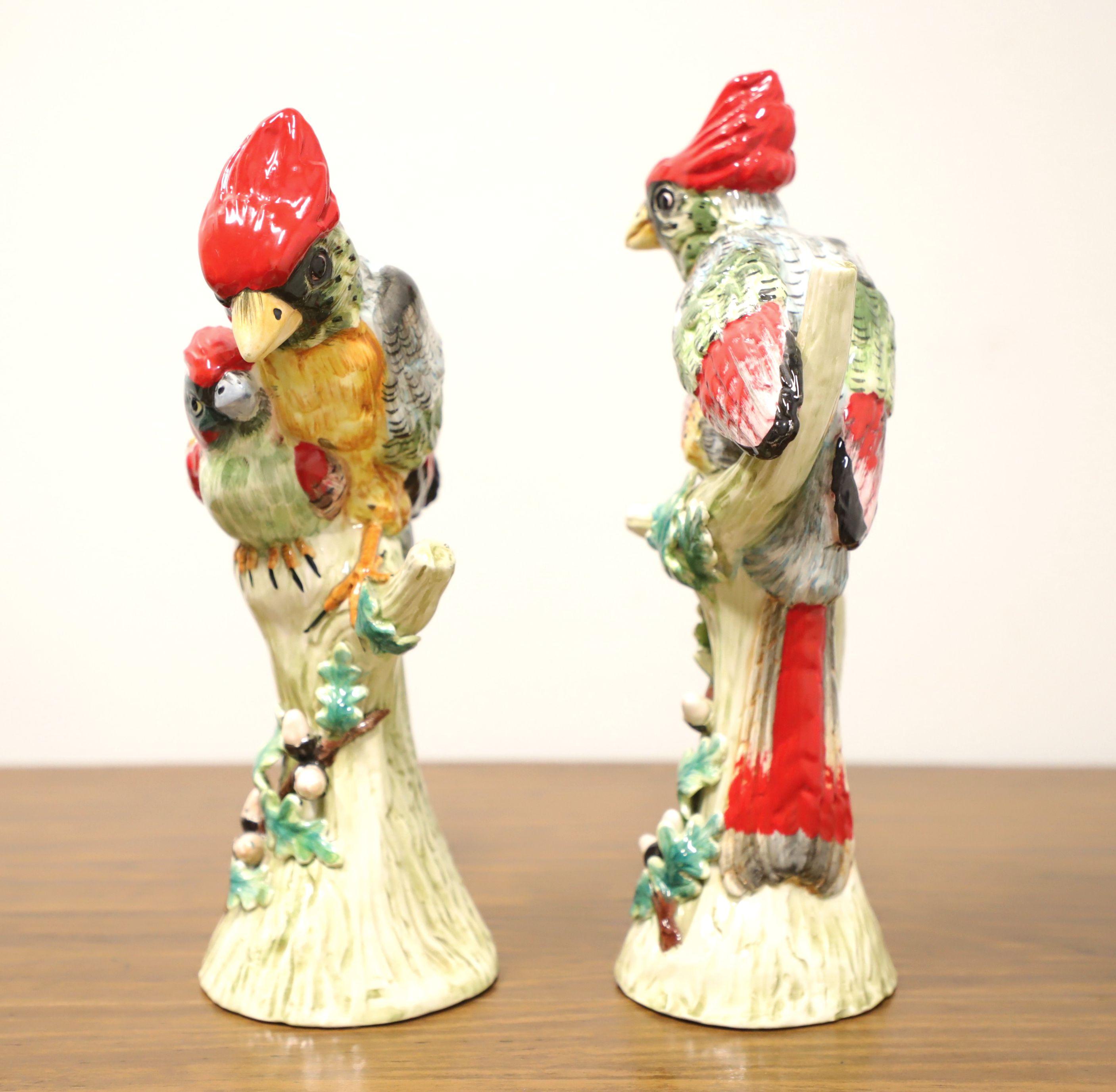 Paire d'oiseaux cardinaux en porcelaine italienne du milieu du 20e siècle Bon état - En vente à Charlotte, NC