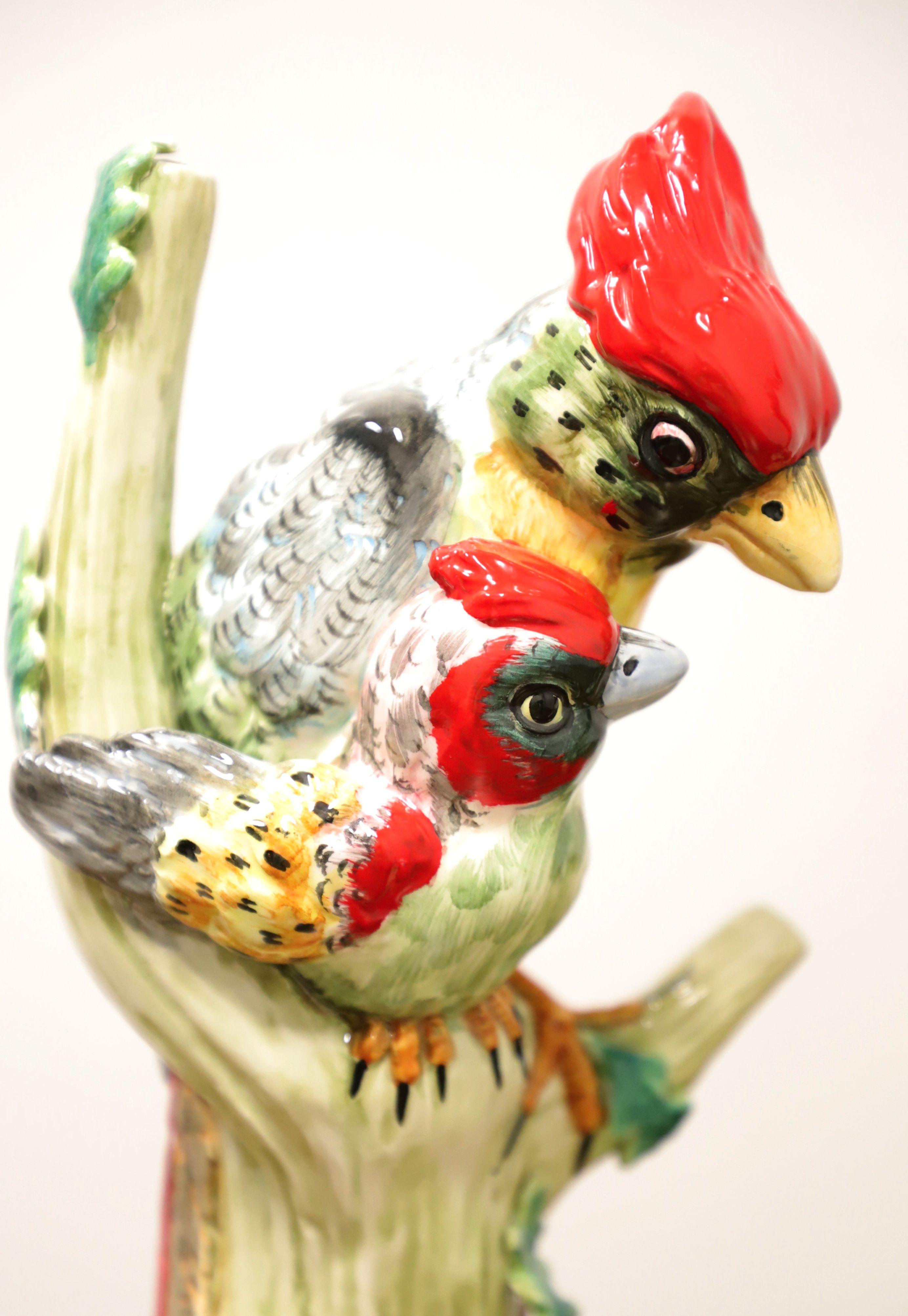 20ième siècle Paire d'oiseaux cardinaux en porcelaine italienne du milieu du 20e siècle en vente