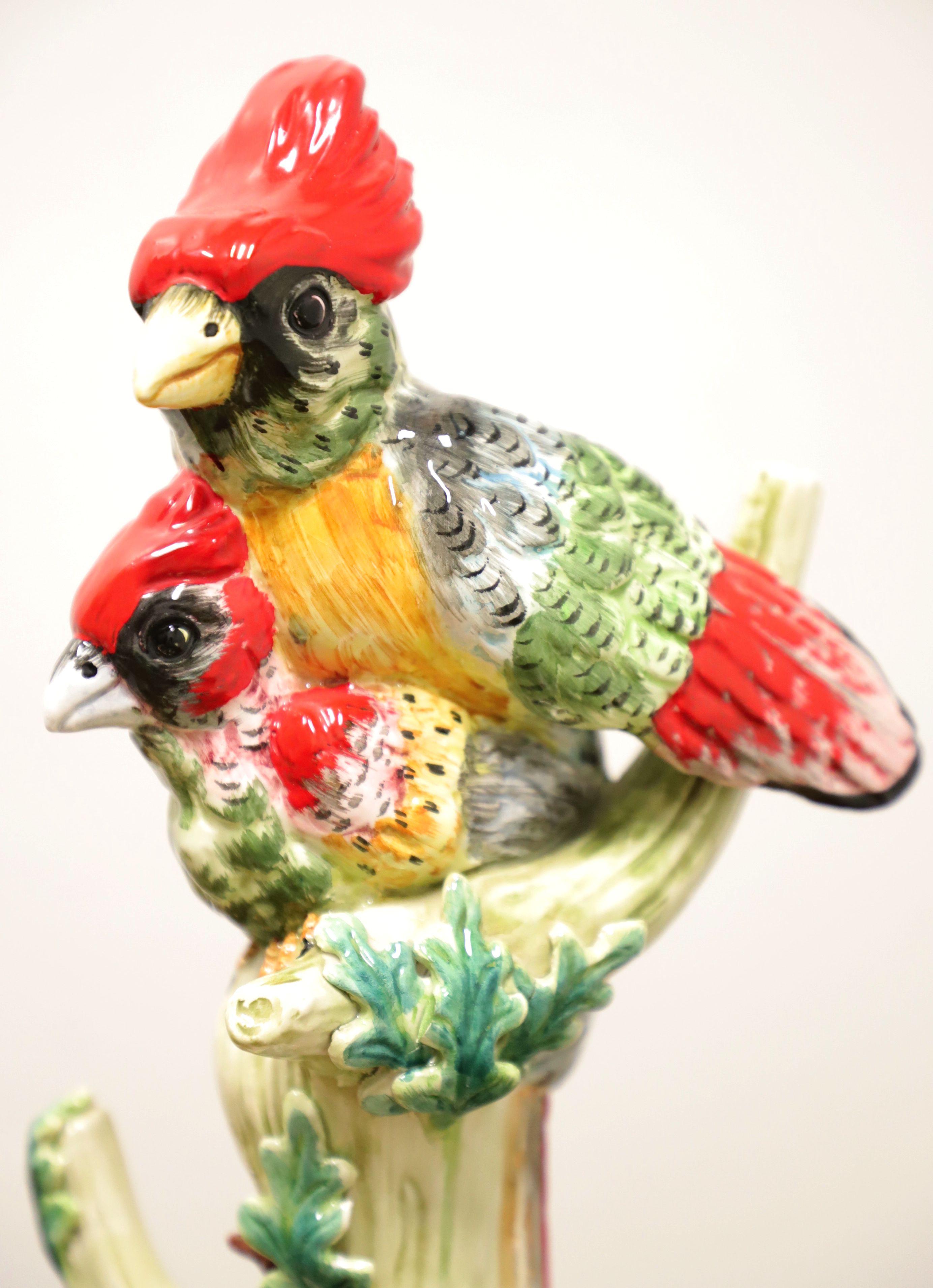 Porcelaine Paire d'oiseaux cardinaux en porcelaine italienne du milieu du 20e siècle en vente