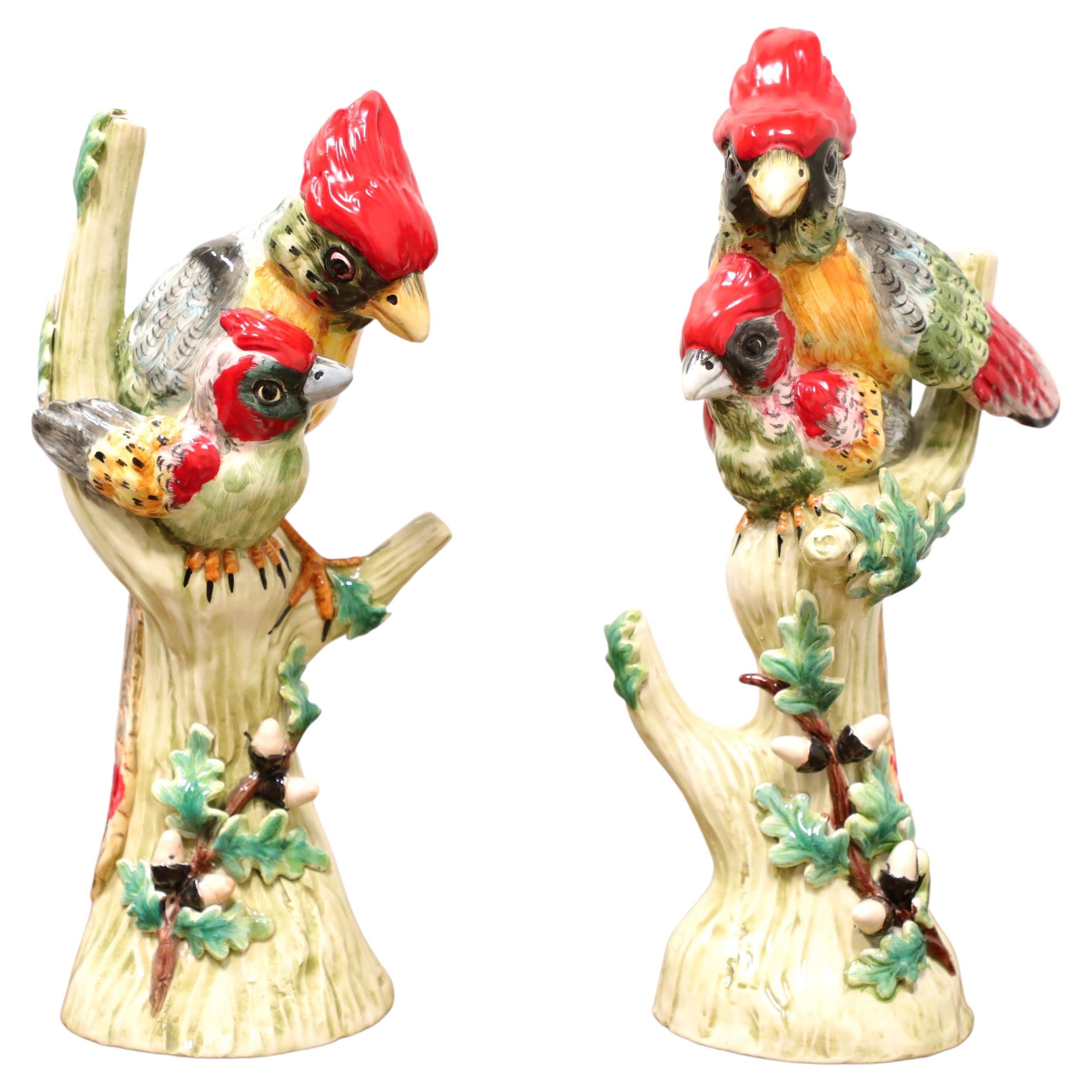 Paire d'oiseaux cardinaux en porcelaine italienne du milieu du 20e siècle