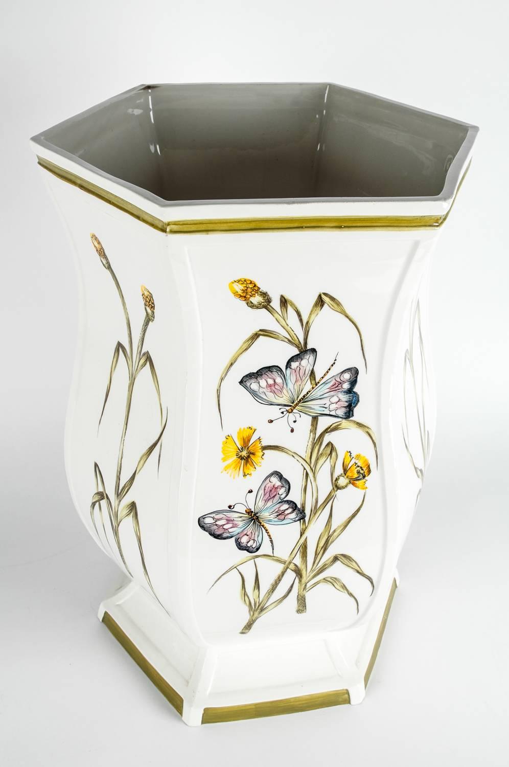 Mid-20th century Italian Porcelain umbrella / cane stand with painted exterior design details. The umbrella stand is in excellent condition, it measures 19 inches high x 13 inches diameter.