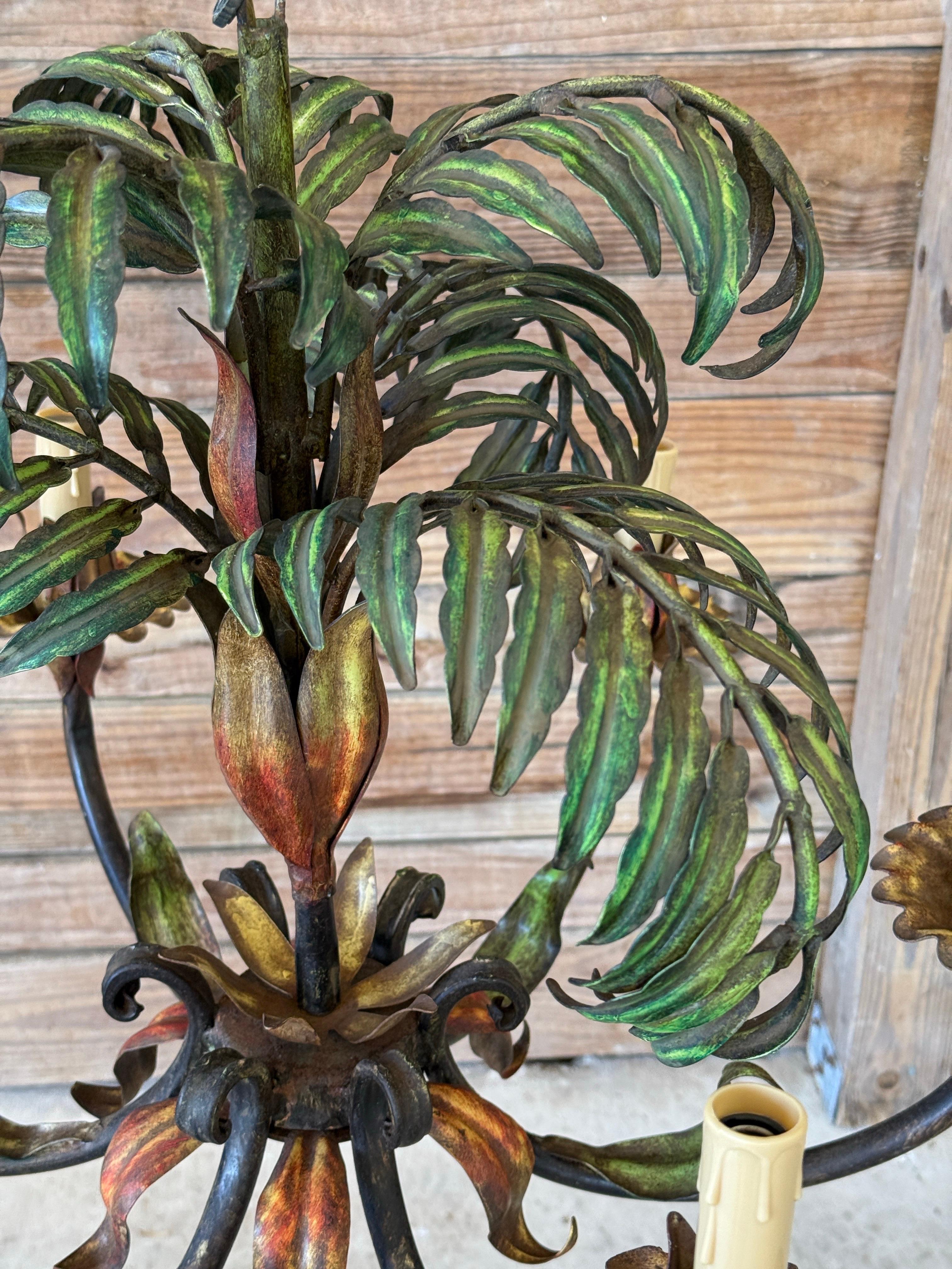 Esempio vibrante e scultoreo di illuminazione italiana, questo lampadario a palma della metà del XX secolo incanala il glamour della reggenza tropicale con le sue ampie fronde metalliche e le finiture riccamente dipinte a mano nei toni del verde,
