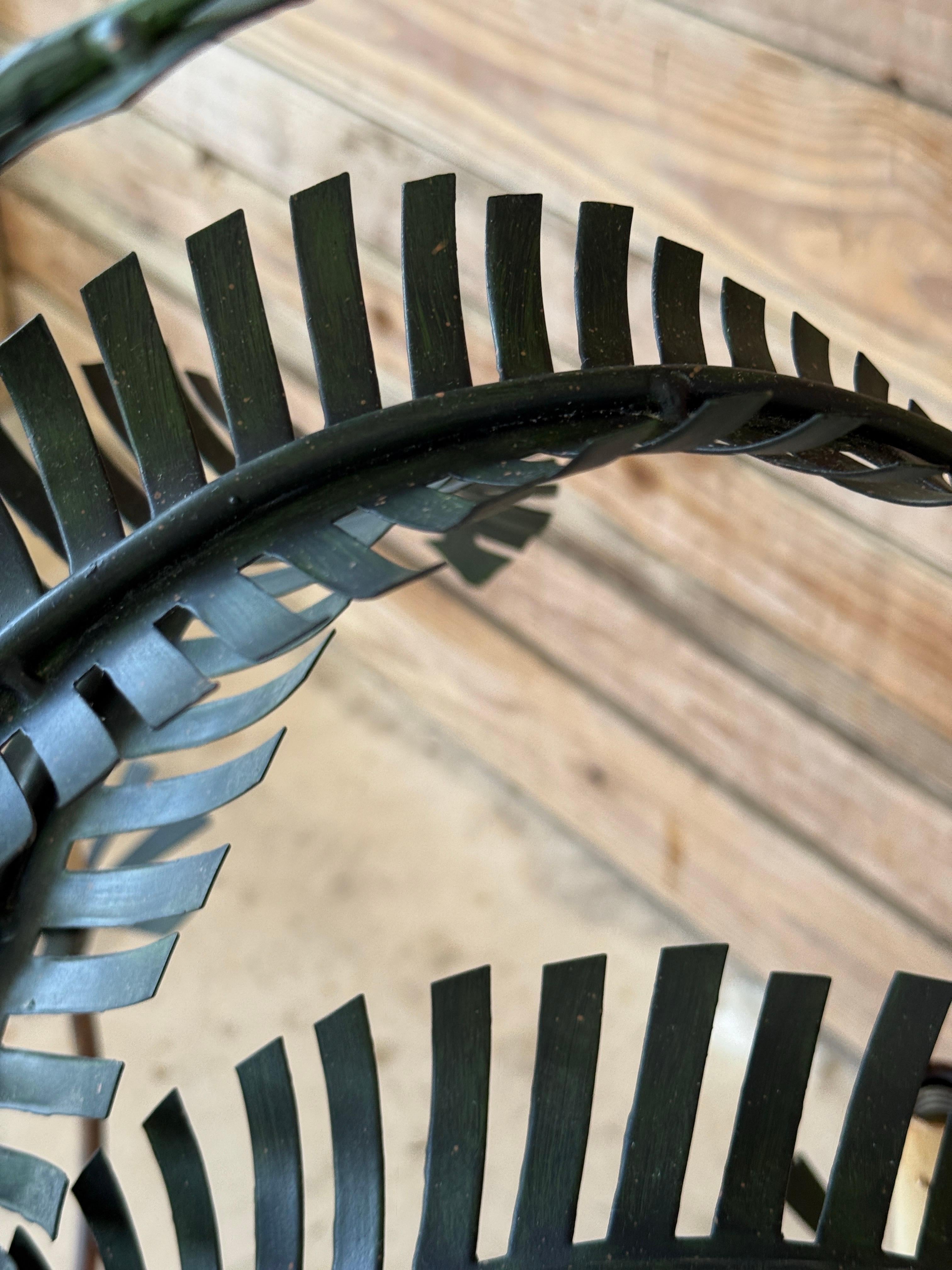 Esempio vibrante e scultoreo di illuminazione italiana, questo lampadario a palma della metà del XX secolo incanala il glamour della reggenza tropicale con le sue ampie fronde metalliche e le finiture riccamente dipinte a mano nei toni del verde,